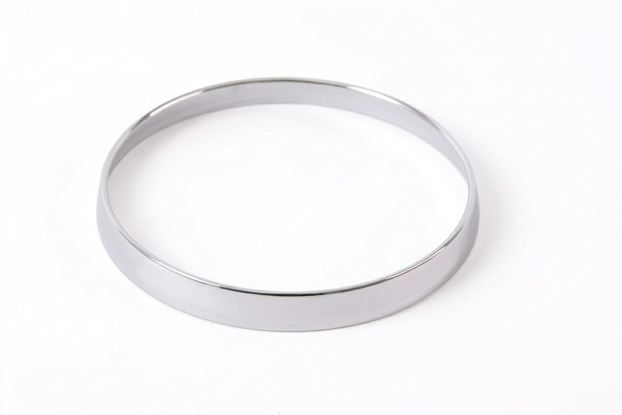 PRODUCT DETAILS ポルシェ 911 / 930 / 912 ほか 用 計器用クロームベゼル 120mm (Original chrome plated instrument surround on panel, 120 mm)【商品情報】・部品名：計器用クロームベゼル 120mm（Original chrome plated instrument surround on panel / Cerclage d'instrument de bord d'origine chrome 120mm）・対応車種：911（1974-1989） / 911（1965-1973） / 930ターボ / 912 / 914・仕様：カラー：クローム、サイズ：120mm、重量：0.002kg・説明：ダッシュボードのインストルメントパネルに取り付ける、クロームメッキ仕上げの計器用ベゼルです。【ご注意】・海外からの取り寄せ商品です・適合は車台番号や年式で必ずご確認ください・取り付けは専門店での作業を推奨します。 ■ 商品について 海外輸入品（説明書は英語表記の場合あり） ■ ご注意 ・掲載画像は実物に近い色味になるよう調整しておりますが、ご利用の環境により差異が生じる場合があります。・複数店舗で在庫を共有しているため、ご注文後に在庫切れとなる場合がございます。 ■ 納期について お届けの目安を必ずご確認ください。 海外正規ルート仕入れ品 海外ブランド ▼ 海外正規ブランド店 正規代理店 ▼ 当 店 ※本商品は並行輸入品です 製造元は正規品と同一のブランド・メーカーです。当店では海外正規ルートより仕入れた商品を取り扱っております。流通ルートが異なるのみで、商品自体に違いはございません。 ── 当店の商品について ── 正規品のみ取り扱い 海外正規店・正規代理店から商品を直接仕入れ、国内に輸入して販売しております。 日本未入荷・海外限定モデルも多数 日本未入荷・海外限定モデルも多数取り扱っております。サイズ・カラー違いや海外限定で販売された製品など、日本では手に入りにくいアイテムをお届けいたします。 お求めやすい価格の理由 海外市場での価格差や流通ルートの違いにより、国内販売価格よりお求めやすくなっております。品質はそのままに、よりお手頃な価格でお届けいたします。 安心保証 ご使用前に万が一、製品に不具合がございました場合は、交換または商品代金のご返金にて対応させていただきます。商品到着後5日以内にご連絡ください。 ご注意 海外からの輸入品となります。海外輸送のため、外箱に軽微なスレ等がある場合がございますが、商品本体には影響ございません。 ※在庫状況は仕入先の在庫情報をもとに出来る限り正確に表示しておりますが、取寄せ商品のため、タイミングによりご注文後に欠品・キャンセルとなる場合がございます。 お探しの商品がございましたら、お気軽にご相談ください。
