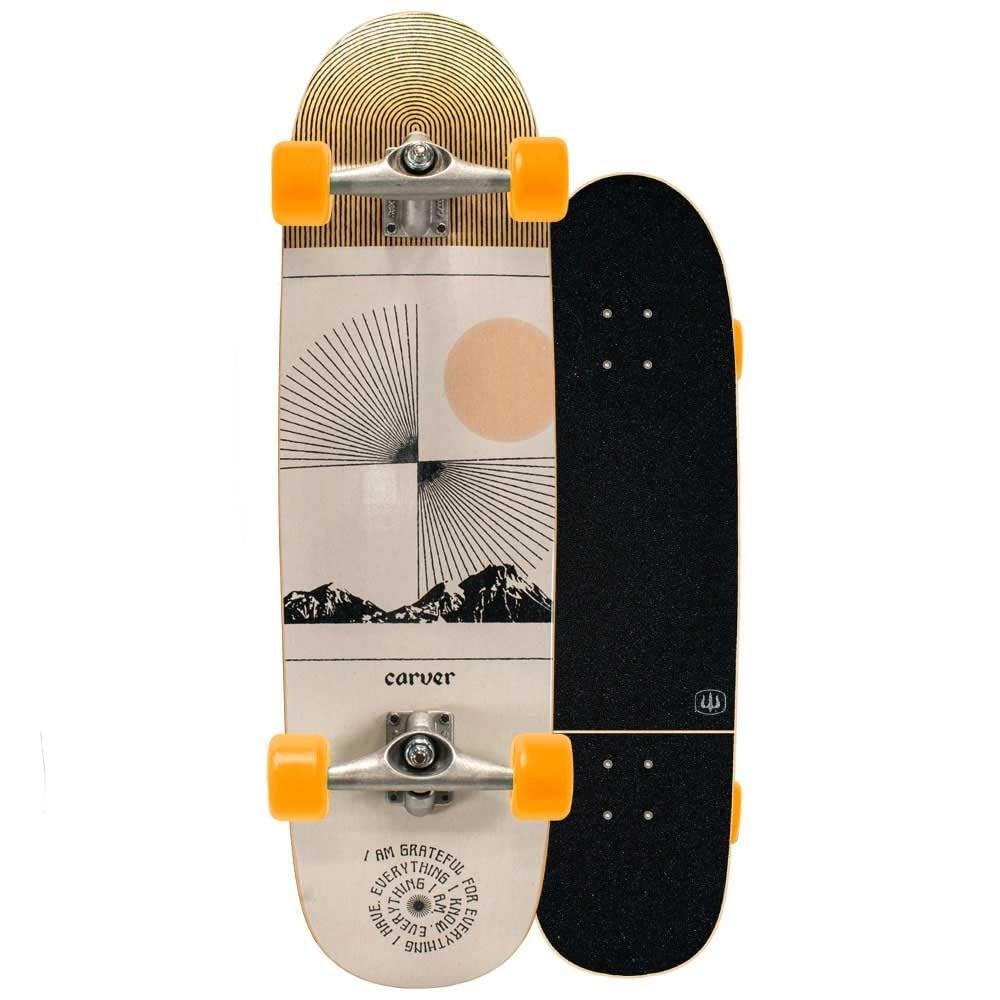 PRODUCT DETAILS Carver Scape Street Surf 32.25インチ サーフスケート コンプリート 8.5インチ【商品仕様】・ 種別：サーフスケート コンプリート（完成品）・ デッキ長：32.25インチ（約81.9cm）・ デッキ幅：8.5インチ（約21.6cm）・ ホイールベース：15 5/8インチ（約39.7cm）・ アートワーク：Daren Magee (Real Fun, Wow!)【特徴】・ サーフスタイルとストリートスケートを融合させたハイブリッドな形状です。・ 8.5インチの細身なテンプレートを採用し、軽量でトリックを繰り出しやすい設計となっています。・ 15 5/8インチの短いホイールベースにより、素早いターンとクイックなレスポンスを実現します。・ ノーズとテールにキックを備えており、ストリート向けのライディングや細かな操作に対応します。・ アーティストDaren Mageeによるグラフィックが施されています。【ご注意】・ 海外並行輸入品のため、付属の説明書がある場合は英語表記となります。 ■ 商品について 海外輸入品（説明書は英語表記の場合あり） ■ ご注意 ・掲載画像は実物に近い色味になるよう調整しておりますが、ご利用の環境により差異が生じる場合があります。・複数店舗で在庫を共有しているため、ご注文後に在庫切れとなる場合がございます。 ■ 納期について お届けの目安を必ずご確認ください。 海外正規ルート仕入れ品 海外ブランド ▼ 海外正規ブランド店 正規代理店 ▼ 当 店 ※本商品は並行輸入品です 製造元は正規品と同一のブランド・メーカーです。当店では海外正規ルートより仕入れた商品を取り扱っております。流通ルートが異なるのみで、商品自体に違いはございません。 ── 当店の商品について ── 正規品のみ取り扱い 海外正規店・正規代理店から商品を直接仕入れ、国内に輸入して販売しております。 日本未入荷・海外限定モデルも多数 日本未入荷・海外限定モデルも多数取り扱っております。サイズ・カラー違いや海外限定で販売された製品など、日本では手に入りにくいアイテムをお届けいたします。 お求めやすい価格の理由 海外市場での価格差や流通ルートの違いにより、国内販売価格よりお求めやすくなっております。品質はそのままに、よりお手頃な価格でお届けいたします。 安心保証 ご使用前に万が一、製品に不具合がございました場合は、交換または商品代金のご返金にて対応させていただきます。商品到着後5日以内にご連絡ください。 ご注意 海外からの輸入品となります。海外輸送のため、外箱に軽微なスレ等がある場合がございますが、商品本体には影響ございません。 ※在庫状況は仕入先の在庫情報をもとに出来る限り正確に表示しておりますが、取寄せ商品のため、タイミングによりご注文後に欠品・キャンセルとなる場合がございます。 お探しの商品がございましたら、お気軽にご相談ください。