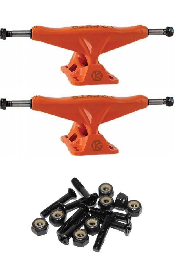 PRODUCT DETAILS Grind King Locker Orange スケートボード トラック 6.75 Hanger 9.5 Axle ハードウェア付属 2個セット【商品仕様】・ 種別：スケートボード用トラック・ ハンガー幅：6.75インチ (約17.15cm)・ アクスル幅：9.5インチ (約24.13cm)・ カラー：Orange (オレンジ)・ 付属品：1インチ Raven Black ハードウェア（ボルト・ナット）・ 数量：前後2個セット（1ペア）【特徴】・ キングピンの頭がハンガー内に保護される設計を採用し、グラインド時の引っ掛かりを軽減します。・ 9.5インチのワイドなアクスル幅により、幅広のデッキやロングボード、クルーザーに適した安定感を発揮します。・ 鮮やかなオレンジカラーのハンガーとブラックのベースプレートを組み合わせたデザインです。・ 取り付け用の1インチハードウェアが付属しており、別途用意する手間を省けます。【ご注意】・ 海外並行輸入品のため、付属の説明書がある場合は英語表記となります。 ■ 商品について 海外輸入品（説明書は英語表記の場合あり） ■ ご注意 ・掲載画像は実物に近い色味になるよう調整しておりますが、ご利用の環境により差異が生じる場合があります。・複数店舗で在庫を共有しているため、ご注文後に在庫切れとなる場合がございます。 ■ 納期について お届けの目安を必ずご確認ください。 海外正規ルート仕入れ品 海外ブランド ▼ 海外正規ブランド店 正規代理店 ▼ 当 店 ※本商品は並行輸入品です 製造元は正規品と同一のブランド・メーカーです。当店では海外正規ルートより仕入れた商品を取り扱っております。流通ルートが異なるのみで、商品自体に違いはございません。 ── 当店の商品について ── 正規品のみ取り扱い 海外正規店・正規代理店から商品を直接仕入れ、国内に輸入して販売しております。 日本未入荷・海外限定モデルも多数 日本未入荷・海外限定モデルも多数取り扱っております。サイズ・カラー違いや海外限定で販売された製品など、日本では手に入りにくいアイテムをお届けいたします。 お求めやすい価格の理由 海外市場での価格差や流通ルートの違いにより、国内販売価格よりお求めやすくなっております。品質はそのままに、よりお手頃な価格でお届けいたします。 安心保証 ご使用前に万が一、製品に不具合がございました場合は、交換または商品代金のご返金にて対応させていただきます。商品到着後5日以内にご連絡ください。 ご注意 海外からの輸入品となります。海外輸送のため、外箱に軽微なスレ等がある場合がございますが、商品本体には影響ございません。 ※在庫状況は仕入先の在庫情報をもとに出来る限り正確に表示しておりますが、取寄せ商品のため、タイミングによりご注文後に欠品・キャンセルとなる場合がございます。 お探しの商品がございましたら、お気軽にご相談ください。