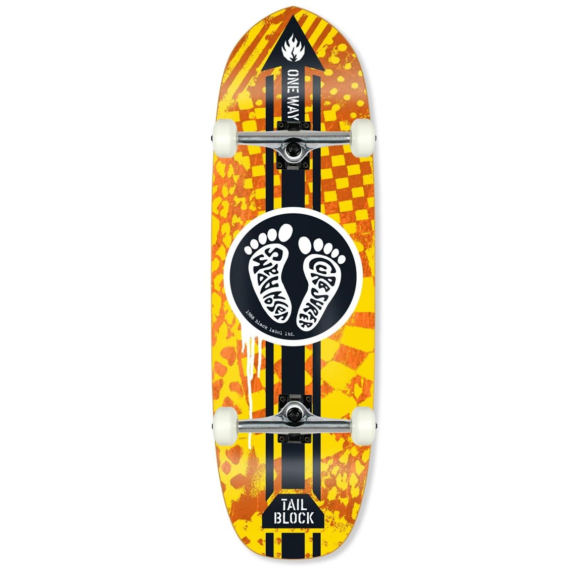 PRODUCT DETAILS Black Label Jason Adams Curb Surfer コンプリート スケートボード 9.75インチ【商品仕様】・ 種別：コンプリートスケートボード（完成品）・ デッキ幅：9.75インチ（約24.76cm）・ デッキ長さ：32.825インチ（約83.38cm）・ ホイールベース：14.5インチ（約36.83cm）・ 素材：7層ハードウッドメイプル・ トラック：Core製アルミトラック（グレード8スチールキングピン）・ ウィール：58mm 97A・ ベアリング：Amp Bearings（Abec 5規格・合成オイル使用）【特徴】・ Jason AdamsとJohn Luceroによるグラフィックを施したカスタムシェイプのデッキです。・ 初心者からプロまで幅広いスキルレベルに対応する設計となっています。・ ストリートおよびパーク走行の両方に適した58mm 97Aウィールを採用しています。・ 低摩擦な合成オイルとメンテナンスが可能なラバーシールドを備えたベアリングを装備しています。・ メーカー仕様に基づき組み立て済みのため、開封後すぐに使用可能です。・ デッキのトップおよびボトムのステインカラー（染色）はアソートのため、お届けする個体により色が異なります。【ご注意】・ 海外並行輸入品のため、付属の説明書がある場合は英語表記となります。 ■ 商品について 海外輸入品（説明書は英語表記の場合あり） ■ ご注意 ・掲載画像は実物に近い色味になるよう調整しておりますが、ご利用の環境により差異が生じる場合があります。・複数店舗で在庫を共有しているため、ご注文後に在庫切れとなる場合がございます。 ■ 納期について お届けの目安を必ずご確認ください。 海外正規ルート仕入れ品 海外ブランド ▼ 海外正規ブランド店 正規代理店 ▼ 当 店 ※本商品は並行輸入品です 製造元は正規品と同一のブランド・メーカーです。当店では海外正規ルートより仕入れた商品を取り扱っております。流通ルートが異なるのみで、商品自体に違いはございません。 ── 当店の商品について ── 正規品のみ取り扱い 海外正規店・正規代理店から商品を直接仕入れ、国内に輸入して販売しております。 日本未入荷・海外限定モデルも多数 日本未入荷・海外限定モデルも多数取り扱っております。サイズ・カラー違いや海外限定で販売された製品など、日本では手に入りにくいアイテムをお届けいたします。 お求めやすい価格の理由 海外市場での価格差や流通ルートの違いにより、国内販売価格よりお求めやすくなっております。品質はそのままに、よりお手頃な価格でお届けいたします。 安心保証 ご使用前に万が一、製品に不具合がございました場合は、交換または商品代金のご返金にて対応させていただきます。商品到着後5日以内にご連絡ください。 ご注意 海外からの輸入品となります。海外輸送のため、外箱に軽微なスレ等がある場合がございますが、商品本体には影響ございません。 ※在庫状況は仕入先の在庫情報をもとに出来る限り正確に表示しておりますが、取寄せ商品のため、タイミングによりご注文後に欠品・キャンセルとなる場合がございます。 お探しの商品がございましたら、お気軽にご相談ください。