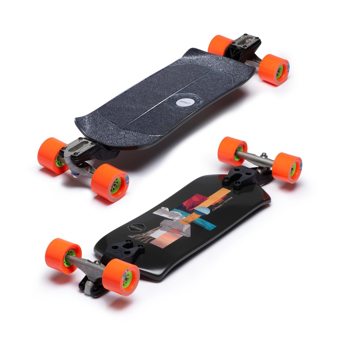 PRODUCT DETAILS Loaded Boards Carver Fathom Surfskate Edition ロングボード サーフスケート コンプリート Carver CX 搭載【商品仕様】・ 種別：ロングボード / サーフスケート コンプリート（完成品）・ デッキ素材：8層メイプル・ トラック：Carver CX トラックセット・ ウィール：Orangatang Kegel 80mm・ 構成：Zee Bracket システム採用ダブルドロップ構造・ ブッシュ：Orangatang Knuckles（フロント）/ Nipples（リア）・ 特徴：低重心設計、キャンバー仕様、アグレッシブグリップテープ採用【特徴】・ サーフスケートの機敏さとロングボードの巡航性能を融合させた、新カテゴリー「ディスタンス・サーフスケート」を体現するモデルです。・ 革新的なZee Bracketシステムの採用により、デッキ高を極限まで下げたダブルドロップ構造を実現し、安定したプッシュと容易なフットブレーキを可能にしました。・ 80mmの大型ウィールとCarver CXトラックの組み合わせにより、鋭いターンと効率的なパンピングによる自走維持性能を両立させています。・ 8層メイプル構造にわずかなキャンバーを加えることで、路面からの振動を吸収するサスペンションのような乗り心地を提供します。・ デッキの四隅が反り上がった形状により、足の位置を正確に把握しやすく、強力なパンピング時も足元をしっかりとホールドします。【ご注意】・ 海外並行輸入品のため、付属の説明書がある場合は英語表記となります。 ■ 商品について 海外輸入品（説明書は英語表記の場合あり） ■ ご注意 ・掲載画像は実物に近い色味になるよう調整しておりますが、ご利用の環境により差異が生じる場合があります。・複数店舗で在庫を共有しているため、ご注文後に在庫切れとなる場合がございます。 ■ 納期について お届けの目安を必ずご確認ください。 海外正規ルート仕入れ品 海外ブランド ▼ 海外正規ブランド店 正規代理店 ▼ 当 店 ※本商品は並行輸入品です 製造元は正規品と同一のブランド・メーカーです。当店では海外正規ルートより仕入れた商品を取り扱っております。流通ルートが異なるのみで、商品自体に違いはございません。 ── 当店の商品について ── 正規品のみ取り扱い 海外正規店・正規代理店から商品を直接仕入れ、国内に輸入して販売しております。 日本未入荷・海外限定モデルも多数 日本未入荷・海外限定モデルも多数取り扱っております。サイズ・カラー違いや海外限定で販売された製品など、日本では手に入りにくいアイテムをお届けいたします。 お求めやすい価格の理由 海外市場での価格差や流通ルートの違いにより、国内販売価格よりお求めやすくなっております。品質はそのままに、よりお手頃な価格でお届けいたします。 安心保証 ご使用前に万が一、製品に不具合がございました場合は、交換または商品代金のご返金にて対応させていただきます。商品到着後5日以内にご連絡ください。 ご注意 海外からの輸入品となります。海外輸送のため、外箱に軽微なスレ等がある場合がございますが、商品本体には影響ございません。 ※在庫状況は仕入先の在庫情報をもとに出来る限り正確に表示しておりますが、取寄せ商品のため、タイミングによりご注文後に欠品・キャンセルとなる場合がございます。 お探しの商品がございましたら、お気軽にご相談ください。