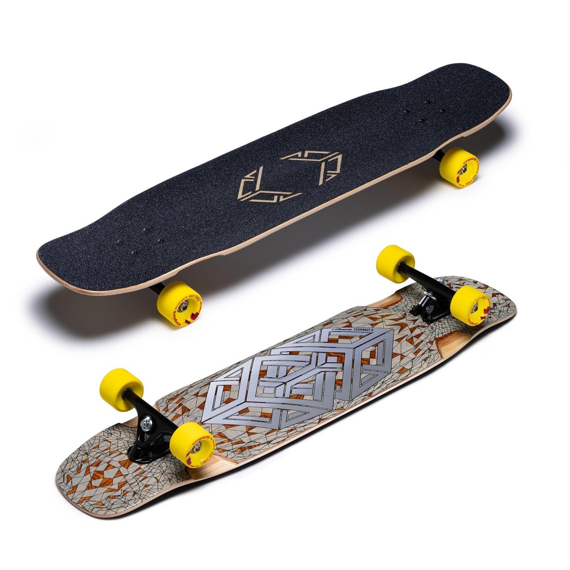 PRODUCT DETAILS Loaded Boards Tesseract II ロングボード コンプリート Orangatang 65mm Paris V3 165mm 50° Chroma Graphic【商品仕様】・ 種別：ロングボード（完成品）・ デッキサイズ：長さ 39インチ（約99cm）× 幅 9.5インチ（約24.1cm）・ 素材：6層メイプル、3軸ファイバーグラス、バイオエポキシ樹脂・ トラック：Paris V3 165mm 50°・ ウィール：Orangatang 65mm Fat Free 86a・ ベアリング：Loaded Jehu V2・ グリップテープ：50グリット・レーザーカット仕様・ 特徴：感光性インク（Chroma Graphic）採用【特徴】・ フリースタイルおよびフリーライド向けに設計された、対称形状のダブルキックロングボードです。・ メイプル材とファイバーグラスを組み合わせた構造により、軽量化と高いねじれ剛性を両立しています。・ マイクロドロップ、Wコンケーブ、およびタブコンケーブの形状が、ライディング中の足の位置を安定させます。・ 複数のウィールベース選択肢を備えており、セッティングによって安定性や操作性の調整が可能です。・ 太陽光（紫外線）に反応してグラフィックの色合いが変化するフォトクロミック・インクを採用しています。【ご注意】・ 海外並行輸入品のため、付属の説明書がある場合は英語表記となります。 ■ 商品について 海外輸入品（説明書は英語表記の場合あり） ■ ご注意 ・掲載画像は実物に近い色味になるよう調整しておりますが、ご利用の環境により差異が生じる場合があります。・複数店舗で在庫を共有しているため、ご注文後に在庫切れとなる場合がございます。 ■ 納期について お届けの目安を必ずご確認ください。 海外正規ルート仕入れ品 海外ブランド ▼ 海外正規ブランド店 正規代理店 ▼ 当 店 ※本商品は並行輸入品です 製造元は正規品と同一のブランド・メーカーです。当店では海外正規ルートより仕入れた商品を取り扱っております。流通ルートが異なるのみで、商品自体に違いはございません。 ── 当店の商品について ── 正規品のみ取り扱い 海外正規店・正規代理店から商品を直接仕入れ、国内に輸入して販売しております。 日本未入荷・海外限定モデルも多数 日本未入荷・海外限定モデルも多数取り扱っております。サイズ・カラー違いや海外限定で販売された製品など、日本では手に入りにくいアイテムをお届けいたします。 お求めやすい価格の理由 海外市場での価格差や流通ルートの違いにより、国内販売価格よりお求めやすくなっております。品質はそのままに、よりお手頃な価格でお届けいたします。 安心保証 ご使用前に万が一、製品に不具合がございました場合は、交換または商品代金のご返金にて対応させていただきます。商品到着後5日以内にご連絡ください。 ご注意 海外からの輸入品となります。海外輸送のため、外箱に軽微なスレ等がある場合がございますが、商品本体には影響ございません。 ※在庫状況は仕入先の在庫情報をもとに出来る限り正確に表示しておりますが、取寄せ商品のため、タイミングによりご注文後に欠品・キャンセルとなる場合がございます。 お探しの商品がございましたら、お気軽にご相談ください。