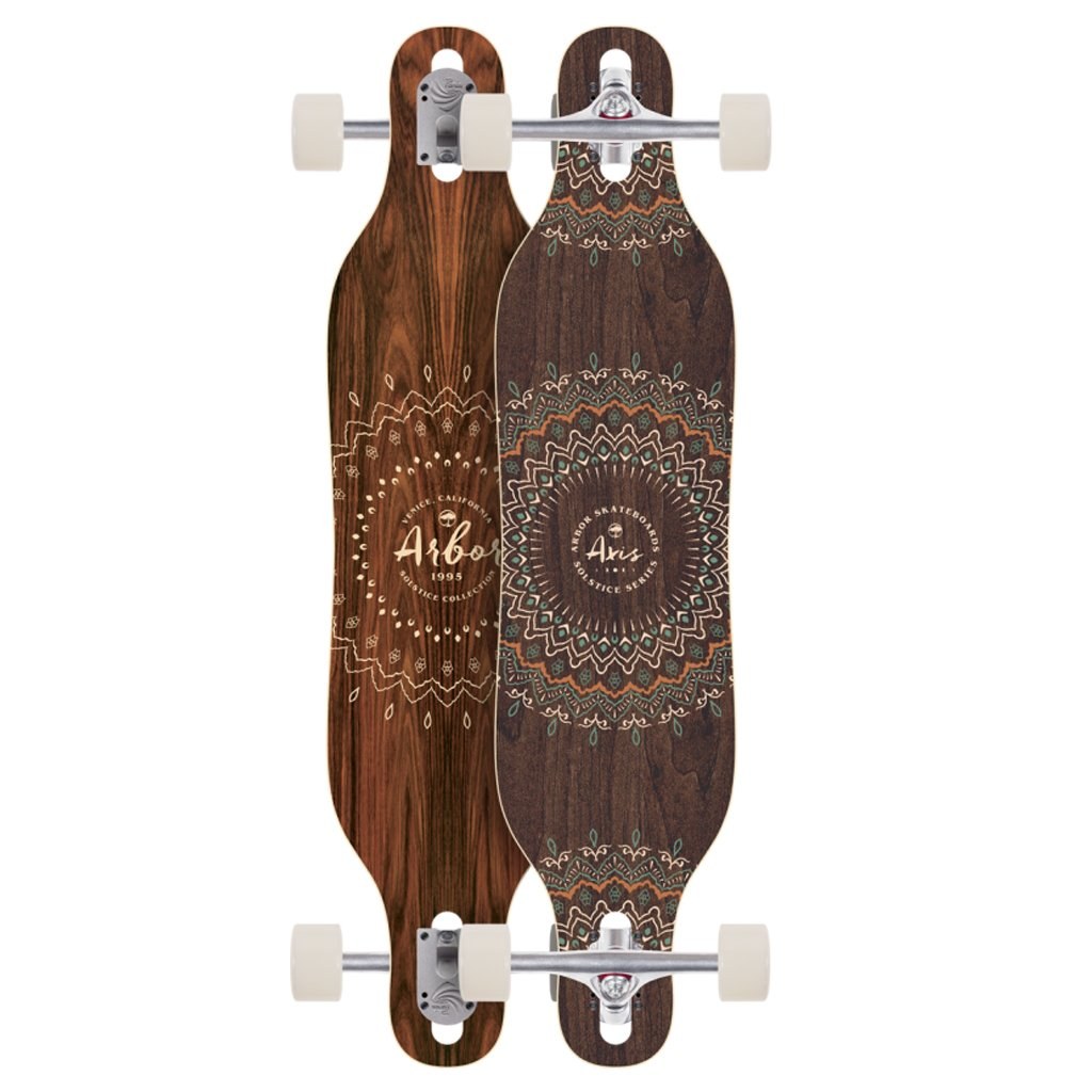 PRODUCT DETAILS Arbor Axis 37 Solstice Nocturnal ロングボード コンプリート 37" x 8.50"【商品仕様】・ 種別：ロングボード（完成品）・ サイズ：全長 37インチ (約93.98cm) × 幅 8.50インチ (約21.59cm)・ ホイールベース：27.40インチ (約69.60cm)・ 素材：7層サステナブルカナディアンメイプル・ 構成：Paris Reverse 50° 180mm トラック、Arbor Outlook ウィール 69mm 78A・ 対象：クルージング、カービング、フリーライド【特徴】・ ドロップスルーマウントを採用し、重心が低く安定した走行が可能なロングボードです。・ 前後対称のツインチップ形状により、スイッチスタンスでのライディングにも対応します。・ 環境に配慮したサステナブルな素材を使用したSolsticeシリーズのデザインです。・ 街乗りから長距離のクルージングまで、スムーズな乗り心地を提供します。【ご注意】・ 海外並行輸入品のため、付属の説明書がある場合は英語表記となります。 ■ 商品について 海外輸入品（説明書は英語表記の場合あり） ■ ご注意 ・掲載画像は実物に近い色味になるよう調整しておりますが、ご利用の環境により差異が生じる場合があります。・複数店舗で在庫を共有しているため、ご注文後に在庫切れとなる場合がございます。 ■ 納期について お届けの目安を必ずご確認ください。 海外正規ルート仕入れ品 海外ブランド ▼ 海外正規ブランド店 正規代理店 ▼ 当 店 ※本商品は並行輸入品です 製造元は正規品と同一のブランド・メーカーです。当店では海外正規ルートより仕入れた商品を取り扱っております。流通ルートが異なるのみで、商品自体に違いはございません。 ── 当店の商品について ── 正規品のみ取り扱い 海外正規店・正規代理店から商品を直接仕入れ、国内に輸入して販売しております。 日本未入荷・海外限定モデルも多数 日本未入荷・海外限定モデルも多数取り扱っております。サイズ・カラー違いや海外限定で販売された製品など、日本では手に入りにくいアイテムをお届けいたします。 お求めやすい価格の理由 海外市場での価格差や流通ルートの違いにより、国内販売価格よりお求めやすくなっております。品質はそのままに、よりお手頃な価格でお届けいたします。 安心保証 ご使用前に万が一、製品に不具合がございました場合は、交換または商品代金のご返金にて対応させていただきます。商品到着後5日以内にご連絡ください。 ご注意 海外からの輸入品となります。海外輸送のため、外箱に軽微なスレ等がある場合がございますが、商品本体には影響ございません。 ※在庫状況は仕入先の在庫情報をもとに出来る限り正確に表示しておりますが、取寄せ商品のため、タイミングによりご注文後に欠品・キャンセルとなる場合がございます。 お探しの商品がございましたら、お気軽にご相談ください。