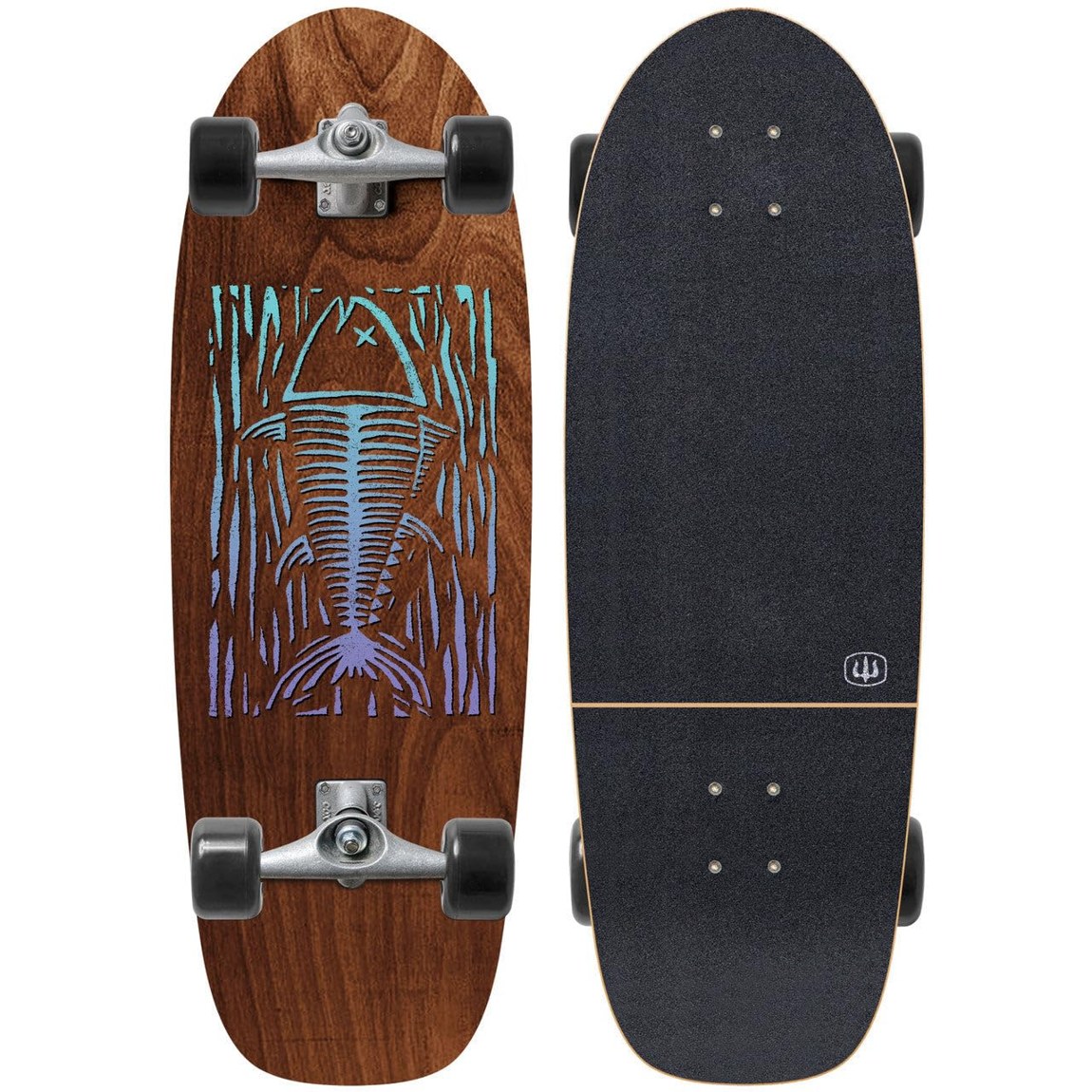 PRODUCT DETAILS Carver Bluefin 28インチ サーフスケート コンプリート スケートボード【商品仕様】・ 種別：サーフスケート コンプリート（完成品）・ デッキ長：28インチ（約71.12cm）・ ホイールベース：15インチ（約38.1cm）・ 素材：ウッド（メイプル）・ 構成：デッキ、トラック、ウィール、ベアリング【特徴】・ 全長28インチのコンパクトなサイズ感で、持ち運びやすく手軽にライディングを楽しめます。・ 15インチのホイールベースと幅広のデッキ設計により、リラックスした自然な乗り心地を実現しています。・ ミニサイズのデッキながらも安定感があり、カービング時やプッシュの際も確かなコントロールが可能です。・ 街乗りや近所での移動、カジュアルなセッションなど日常のクルージングに適しています。・ 木目を活かしたウッドベニヤのグラフィックが、落ち着いたスタイルを演出します。【ご注意】・ 海外並行輸入品のため、付属の説明書がある場合は英語表記となります。 ■ 商品について 海外輸入品（説明書は英語表記の場合あり） ■ ご注意 ・掲載画像は実物に近い色味になるよう調整しておりますが、ご利用の環境により差異が生じる場合があります。・複数店舗で在庫を共有しているため、ご注文後に在庫切れとなる場合がございます。 ■ 納期について お届けの目安を必ずご確認ください。 海外正規ルート仕入れ品 海外ブランド ▼ 海外正規ブランド店 正規代理店 ▼ 当 店 ※本商品は並行輸入品です 製造元は正規品と同一のブランド・メーカーです。当店では海外正規ルートより仕入れた商品を取り扱っております。流通ルートが異なるのみで、商品自体に違いはございません。 ── 当店の商品について ── 正規品のみ取り扱い 海外正規店・正規代理店から商品を直接仕入れ、国内に輸入して販売しております。 日本未入荷・海外限定モデルも多数 日本未入荷・海外限定モデルも多数取り扱っております。サイズ・カラー違いや海外限定で販売された製品など、日本では手に入りにくいアイテムをお届けいたします。 お求めやすい価格の理由 海外市場での価格差や流通ルートの違いにより、国内販売価格よりお求めやすくなっております。品質はそのままに、よりお手頃な価格でお届けいたします。 安心保証 ご使用前に万が一、製品に不具合がございました場合は、交換または商品代金のご返金にて対応させていただきます。商品到着後5日以内にご連絡ください。 ご注意 海外からの輸入品となります。海外輸送のため、外箱に軽微なスレ等がある場合がございますが、商品本体には影響ございません。 ※在庫状況は仕入先の在庫情報をもとに出来る限り正確に表示しておりますが、取寄せ商品のため、タイミングによりご注文後に欠品・キャンセルとなる場合がございます。 お探しの商品がございましたら、お気軽にご相談ください。