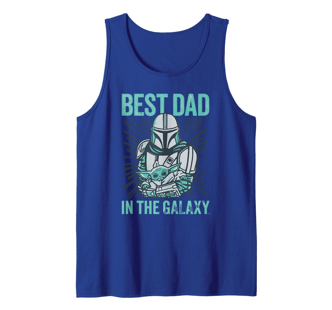 スターウォーズ マンダロリアン The Mandalorian グローグー Grogu Best Dad in the Galaxy 父の日 デザイン タンクトップ ノースリーブ メンズ【商品情報】・ ブランド: スターウォーズ公式ライセンス・ デザイン: マンダロリアン＆グローグー Best Dad in the Galaxy・ アイテム種別: タンクトップ・ カラー: ロイヤルブルー【特徴】・ スター・ウォーズの実写ドラマ「マンダロリアン」をモチーフにした公式ライセンス商品です。・ 「Best Dad in the Galaxy」のメッセージと共に、マンダロリアンとグローグーの絆を描いたデザインです。・ 父の日のギフトや、スター・ウォーズファンへの贈り物に適したグラフィックを採用しています。・ 袖のないタンクトップ仕様で、暑い季節やアクティブなシーンでの着用に適しています。・ マンダロリアン（ディン・ジャリン）とグローグーのイラストが映える、鮮やかなロイヤルブルーのカラーです。■ サイズ表（着用者の身体サイズ目安・1インチ=約2.54cm換算）※海外(米国)規格です。ゆとりを含むため普段のサイズより1つ下を選ぶ方もいます。【メンズ】サイズ胸囲ウエストS89〜94cm74〜79cmM97〜102cm81〜86cmL107〜112cm91〜97cmXL117〜122cm102〜107cmXXL(2XL)127〜132cm112〜117cm3XL137〜142cm122〜127cm※モニター環境により色味が実物と異なる場合があります。海外倉庫からの入荷のためお届けまでお時間をいただきます。※サイズについて海外規格のため、ご注文前に上記サイズ表を必ずご確認ください。サイズ選び間違いによる交換・返品はお受けできません。