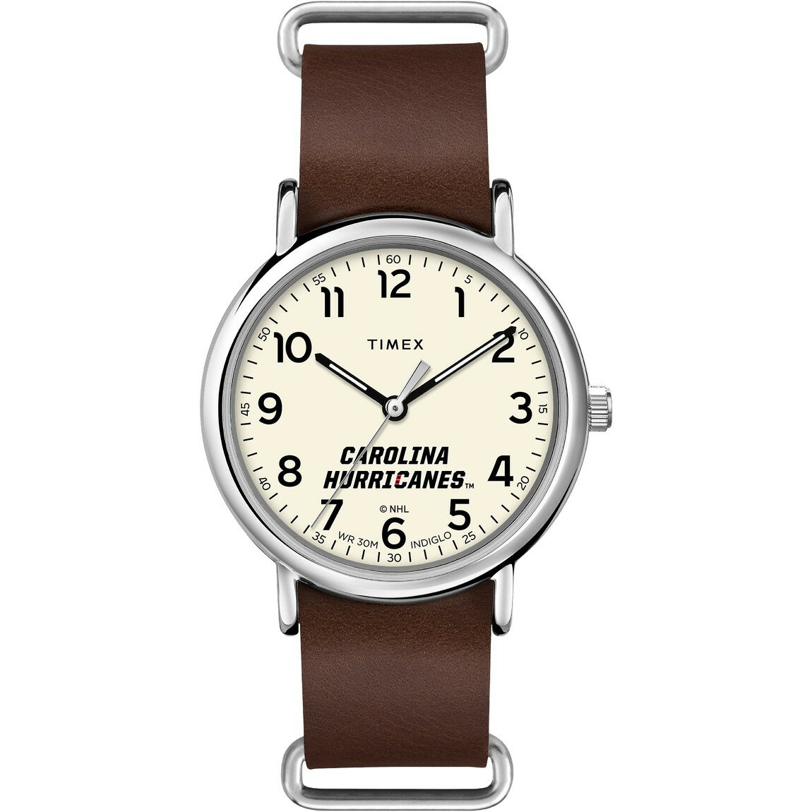 PRODUCT DETAILS タイメックス Weekender メンズ NHL カロライナ・ハリケーンズ 40mm クリーム文字盤 ブラウンレザー【商品仕様】・ ムーブメント：クォーツ・ ケース径：40mm・ ケース素材：真鍮（シルバートーン）・ 文字盤色：クリーム（チームロゴ入り）・ バンド素材：レザー（ブラウン）・ バンド幅：20mm・ 防水性能：3気圧防水・ 風防：ミネラルガラス・ 機能：インディグロナイトライト、24時間表示【特徴】・ NHL（ナショナルホッケーリーグ）の「カロライナ・ハリケーンズ」公式ロゴを文字盤に配した、Weekenderコレクションの特別モデルです。・ 文字盤には視認性の高いアラビア数字のインデックスと、内側に24時間表示（ミリタリータイム）を併記しています。・ タイメックス独自のバックライト機能「インディグロナイトライト」を搭載し、夜間でも高い視認性を確保します。・ バンドには付け替えが容易な引き通し（スリップスルー）タイプの2層式レザーストラップを採用しています。・ 40mm径のシルバートーンケースにブラウンのレザーストラップを組み合わせた、カジュアルなデザインの腕時計です。 ■ 商品について 海外輸入品（説明書は英語表記の場合あり） ■ ご注意 ・掲載画像は実物に近い色味になるよう調整しておりますが、ご利用の環境により差異が生じる場合があります。・複数店舗で在庫を共有しているため、ご注文後に在庫切れとなる場合がございます。 ■ 納期について お届けの目安を必ずご確認ください。 海外正規ルート仕入れ品 海外ブランド ▼ 海外正規ブランド店 正規代理店 ▼ 当 店 ※本商品は並行輸入品です 製造元は正規品と同一のブランド・メーカーです。当店では海外正規ルートより仕入れた商品を取り扱っております。流通ルートが異なるのみで、商品自体に違いはございません。 ── 当店の商品について ── 正規品のみ取り扱い 海外正規店・正規代理店から商品を直接仕入れ、国内に輸入して販売しております。 日本未入荷・海外限定モデルも多数 日本未入荷・海外限定モデルも多数取り扱っております。サイズ・カラー違いや海外限定で販売された製品など、日本では手に入りにくいアイテムをお届けいたします。 お求めやすい価格の理由 海外市場での価格差や流通ルートの違いにより、国内販売価格よりお求めやすくなっております。品質はそのままに、よりお手頃な価格でお届けいたします。 安心保証 ご使用前に万が一、製品に不具合がございました場合は、交換または商品代金のご返金にて対応させていただきます。商品到着後5日以内にご連絡ください。 ご注意 海外からの輸入品となります。海外輸送のため、外箱に軽微なスレ等がある場合がございますが、商品本体には影響ございません。 ※在庫状況は仕入先の在庫情報をもとに出来る限り正確に表示しておりますが、取寄せ商品のため、タイミングによりご注文後に欠品・キャンセルとなる場合がございます。 お探しの商品がございましたら、お気軽にご相談ください。