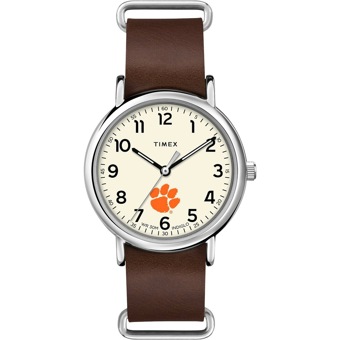 PRODUCT DETAILS タイメックス Tribute Weekender メンズ クレムソン・タイガース ロゴ クリーム文字盤 ブラウン レザー 40mm【商品仕様】・ ムーブメント：クォーツ・ ケース径：40mm・ ケース素材：真鍮・ 文字盤色：クリーム・ バンド素材：本革（レザー）・ バンドカラー：ブラウン・ 風防：ミネラルガラス・ 防水性：30m防水（3気圧）・ 機能：インディグロナイトライト、24時間表示（ミリタリータイム）【特徴】・ アメリカの大学チーム「クレムソン・タイガース」のロゴを文字盤に配置したカレッジコレクションです。・ タイメックスの定番シリーズ「Weekender」をベースにした、視認性の高い全アラビアインデックスを採用しています。・ 簡単に付け替えが可能な本革製のダブルレイヤースリップスルー（引き通し）ストラップを装備しています。・ 文字盤全体が発光するインディグロナイトライト機能を搭載し、夜間や暗所での視認性を確保しています。・ 40mmのシルバーカラーケースに24時間表示のミリタリータイム表記を備えた実用的でカジュアルなデザインです。 ■ 商品について 海外輸入品（説明書は英語表記の場合あり） ■ ご注意 ・掲載画像は実物に近い色味になるよう調整しておりますが、ご利用の環境により差異が生じる場合があります。・複数店舗で在庫を共有しているため、ご注文後に在庫切れとなる場合がございます。 ■ 納期について お届けの目安を必ずご確認ください。 海外正規ルート仕入れ品 海外ブランド ▼ 海外正規ブランド店 正規代理店 ▼ 当 店 ※本商品は並行輸入品です 製造元は正規品と同一のブランド・メーカーです。当店では海外正規ルートより仕入れた商品を取り扱っております。流通ルートが異なるのみで、商品自体に違いはございません。 ── 当店の商品について ── 正規品のみ取り扱い 海外正規店・正規代理店から商品を直接仕入れ、国内に輸入して販売しております。 日本未入荷・海外限定モデルも多数 日本未入荷・海外限定モデルも多数取り扱っております。サイズ・カラー違いや海外限定で販売された製品など、日本では手に入りにくいアイテムをお届けいたします。 お求めやすい価格の理由 海外市場での価格差や流通ルートの違いにより、国内販売価格よりお求めやすくなっております。品質はそのままに、よりお手頃な価格でお届けいたします。 安心保証 ご使用前に万が一、製品に不具合がございました場合は、交換または商品代金のご返金にて対応させていただきます。商品到着後5日以内にご連絡ください。 ご注意 海外からの輸入品となります。海外輸送のため、外箱に軽微なスレ等がある場合がございますが、商品本体には影響ございません。 ※在庫状況は仕入先の在庫情報をもとに出来る限り正確に表示しておりますが、取寄せ商品のため、タイミングによりご注文後に欠品・キャンセルとなる場合がございます。 お探しの商品がございましたら、お気軽にご相談ください。