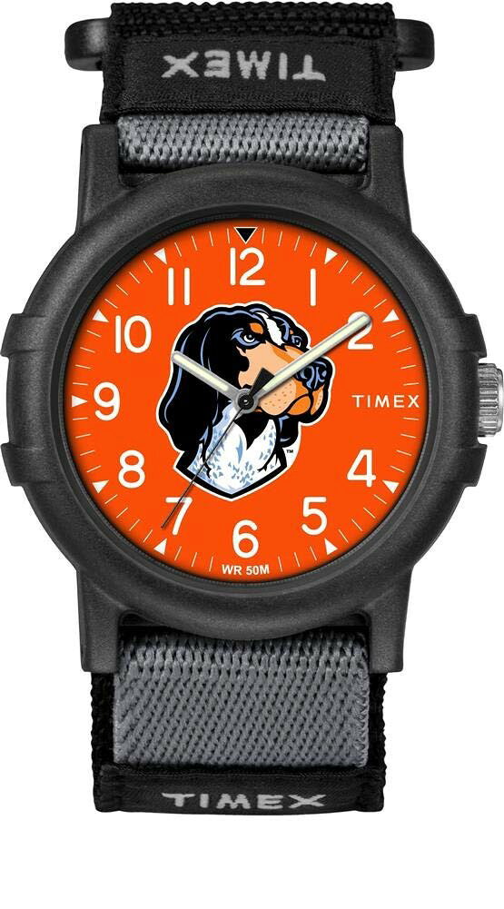 PRODUCT DETAILS タイメックス Collegiate Recruit メンズ レディース オレンジ文字盤 ナイロンベルト 38mm【商品仕様】・ ムーブメント：クォーツ・ ケース径：38mm・ ケース素材：レジン（樹脂）・ 文字盤色：オレンジ・ バンド素材：ナイロン・ バンド色：ブラック/グレー・ 風防：アクリル・ 防水：5気圧防水（50m）・ その他機能：蓄光針、面ファスナー式ストラップ【特徴】・ 大学チーム「テネシー・ボランティアーズ」のロゴを文字盤に配したデザインです。・ 面ファスナー仕様のナイロン製FastWrapストラップにより、容易な着脱とサイズ調整が可能です。・ 視認性に優れたフルアラビア数字のインデックスと、夜間での視認を助ける蓄光針を採用しています。・ 38mm径の軽量な樹脂製ケースに、傷の付きにくいアクリル風防を組み合わせています。・ 5気圧防水性能を備えており、日常の洗顔や短時間の水泳といったシーンに対応します。 ■ 商品について 海外輸入品（説明書は英語表記の場合あり） ■ ご注意 ・掲載画像は実物に近い色味になるよう調整しておりますが、ご利用の環境により差異が生じる場合があります。・複数店舗で在庫を共有しているため、ご注文後に在庫切れとなる場合がございます。 ■ 納期について お届けの目安を必ずご確認ください。 海外正規ルート仕入れ品 海外ブランド ▼ 海外正規ブランド店 正規代理店 ▼ 当 店 ※本商品は並行輸入品です 製造元は正規品と同一のブランド・メーカーです。当店では海外正規ルートより仕入れた商品を取り扱っております。流通ルートが異なるのみで、商品自体に違いはございません。 ── 当店の商品について ── 正規品のみ取り扱い 海外正規店・正規代理店から商品を直接仕入れ、国内に輸入して販売しております。 日本未入荷・海外限定モデルも多数 日本未入荷・海外限定モデルも多数取り扱っております。サイズ・カラー違いや海外限定で販売された製品など、日本では手に入りにくいアイテムをお届けいたします。 お求めやすい価格の理由 海外市場での価格差や流通ルートの違いにより、国内販売価格よりお求めやすくなっております。品質はそのままに、よりお手頃な価格でお届けいたします。 安心保証 ご使用前に万が一、製品に不具合がございました場合は、交換または商品代金のご返金にて対応させていただきます。商品到着後5日以内にご連絡ください。 ご注意 海外からの輸入品となります。海外輸送のため、外箱に軽微なスレ等がある場合がございますが、商品本体には影響ございません。 ※在庫状況は仕入先の在庫情報をもとに出来る限り正確に表示しておりますが、取寄せ商品のため、タイミングによりご注文後に欠品・キャンセルとなる場合がございます。 お探しの商品がございましたら、お気軽にご相談ください。