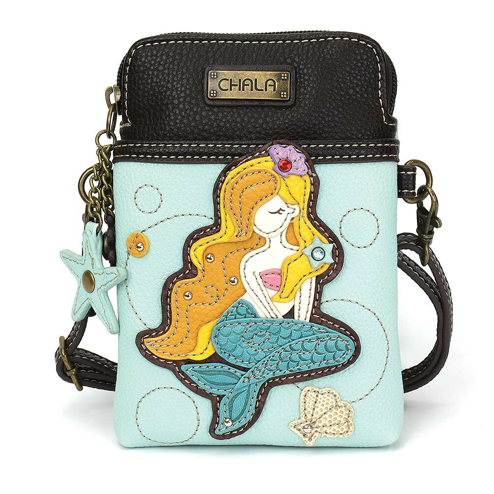 PRODUCT DETAILS CHALA オーシャン マーメイド スマホポーチ クロスボディバッグ ヴィガンレザー ブルー【商品仕様】・ アイテム種別：スマホポーチ、クロスボディバッグ、ミニショルダーバッグ・ シリーズ：オーシャンコレクション・ モチーフ：マーメイド（人魚）・ 素材：ヴィガンレザー（合成皮革）・ サイズ：約12.7cm × 17.8cm × 2.54cm・ ストラップ長さ：約17.8cm 〜 81.3cm（調節・取り外し可能）【特徴】・ マーメイドのモチーフに緻密なステッチと装飾を施したキャラクターデザインが特徴です。・ メインのジッパー付きコンパートメント内には3つのカードスロットを備え、内側にはスマートフォンを保護するパッド入り生地を使用しています。・ フロントには小物の出し入れに便利なスライドポケットが配置されています。・ 2本の取り外し可能なストラップにより、クロスボディ、ショルダー、リストレット、またはクラッチバッグとして複数のスタイルで利用できます。・ 耐久性に優れたヴィガンレザーとアンティークブロンズ調の金具を採用しています。 ■ 商品について 海外輸入品（説明書は英語表記の場合あり） ■ ご注意 ・掲載画像は実物に近い色味になるよう調整しておりますが、ご利用の環境により差異が生じる場合があります。・複数店舗で在庫を共有しているため、ご注文後に在庫切れとなる場合がございます。 ■ 納期について お届けの目安を必ずご確認ください。 海外正規ルート仕入れ品 海外ブランド ▼ 海外正規ブランド店 正規代理店 ▼ 当 店 ※本商品は並行輸入品です 製造元は正規品と同一のブランド・メーカーです。当店では海外正規ルートより仕入れた商品を取り扱っております。流通ルートが異なるのみで、商品自体に違いはございません。 ── 当店の商品について ── 正規品のみ取り扱い 海外正規店・正規代理店から商品を直接仕入れ、国内に輸入して販売しております。 日本未入荷・海外限定モデルも多数 日本未入荷・海外限定モデルも多数取り扱っております。サイズ・カラー違いや海外限定で販売された製品など、日本では手に入りにくいアイテムをお届けいたします。 お求めやすい価格の理由 海外市場での価格差や流通ルートの違いにより、国内販売価格よりお求めやすくなっております。品質はそのままに、よりお手頃な価格でお届けいたします。 安心保証 ご使用前に万が一、製品に不具合がございました場合は、交換または商品代金のご返金にて対応させていただきます。商品到着後5日以内にご連絡ください。 ご注意 海外からの輸入品となります。海外輸送のため、外箱に軽微なスレ等がある場合がございますが、商品本体には影響ございません。 ※在庫状況は仕入先の在庫情報をもとに出来る限り正確に表示しておりますが、取寄せ商品のため、タイミングによりご注文後に欠品・キャンセルとなる場合がございます。 お探しの商品がございましたら、お気軽にご相談ください。