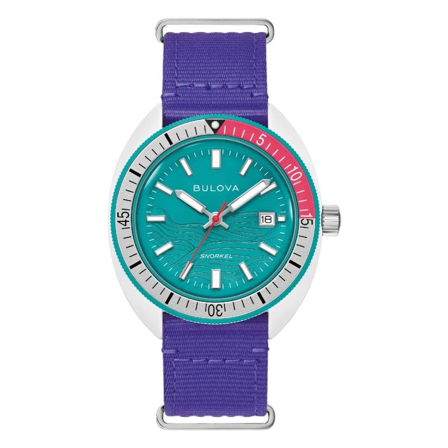 PRODUCT DETAILS Bulova Limited Edition Snorkel Coral Reef 腕時計 ティール文字盤 クオーツ メンズ 41mm 98B447【商品仕様】・ ブランド：Bulova・ ムーブメント：クオーツ（Bulova Calibre 2115）・ ケース素材：ホワイトハイブリッドセラミック・ ケース径：41mm・ バンド素材：ナイロン（パープル）・ バンド幅：20mm・ 文字盤色：ティール・ 防水性能：100m / 330フィート・ 風防：耐傷性ミネラルクリスタル・ 機能：日付表示、逆回転防止ベゼル、蓄光針・インデックス【特徴】・ 世界3,000本限定のSnorkelシリーズのスペシャルエディションモデルです。・ ホワイトのハイブリッドセラミックケースに、鮮やかなティールカラーの文字盤を採用しています。・ 暗所での視認性を高める蓄光仕様の針とインデックスを備えています。・ 100メートルの防水性能と逆回転防止ベゼルを搭載したスポーツウォッチスタイルです。・ 3時位置に実用的な日付表示機能を配置しています。 ■ 商品について 海外輸入品（説明書は英語表記の場合あり） ■ ご注意 ・掲載画像は実物に近い色味になるよう調整しておりますが、ご利用の環境により差異が生じる場合があります。・複数店舗で在庫を共有しているため、ご注文後に在庫切れとなる場合がございます。 ■ 納期について お届けの目安を必ずご確認ください。 海外正規ルート仕入れ品 海外ブランド ▼ 海外正規ブランド店 正規代理店 ▼ 当 店 ※本商品は並行輸入品です 製造元は正規品と同一のブランド・メーカーです。当店では海外正規ルートより仕入れた商品を取り扱っております。流通ルートが異なるのみで、商品自体に違いはございません。 ── 当店の商品について ── 正規品のみ取り扱い 海外正規店・正規代理店から商品を直接仕入れ、国内に輸入して販売しております。 日本未入荷・海外限定モデルも多数 日本未入荷・海外限定モデルも多数取り扱っております。サイズ・カラー違いや海外限定で販売された製品など、日本では手に入りにくいアイテムをお届けいたします。 お求めやすい価格の理由 海外市場での価格差や流通ルートの違いにより、国内販売価格よりお求めやすくなっております。品質はそのままに、よりお手頃な価格でお届けいたします。 安心保証 ご使用前に万が一、製品に不具合がございました場合は、交換または商品代金のご返金にて対応させていただきます。商品到着後5日以内にご連絡ください。 ご注意 海外からの輸入品となります。海外輸送のため、外箱に軽微なスレ等がある場合がございますが、商品本体には影響ございません。 ※在庫状況は仕入先の在庫情報をもとに出来る限り正確に表示しておりますが、取寄せ商品のため、タイミングによりご注文後に欠品・キャンセルとなる場合がございます。 お探しの商品がございましたら、お気軽にご相談ください。