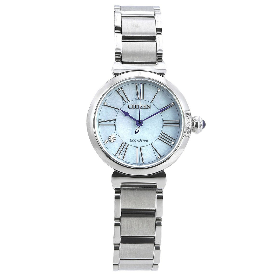 PRODUCT DETAILS Citizen Citizen L Mae 腕時計 レディース マザーオブパール文字盤 ステンレス エコ・ドライブ EM1060-52N【商品仕様】・ ブランド：Citizen・ ムーブメント：エコ・ドライブ（Citizen Caliber E031）・ ケース素材：ステンレススチール・ ケース径：29.5 mm・ バンド素材：ステンレススチール・ バンド幅：10 mm・ 文字盤色：マザーオブパール・ 風防：サファイアクリスタル・ 防水性：50 meters / 165 feet・ 付属品：純正ボックス、取扱説明書等【特徴】・ 太陽光や室内のわずかな光を電気に換えて時計を動かす、エコ・ドライブ機能を搭載しています。・ 文字盤の8時位置にダイヤモンドを配置し、ローマ数字のインデックスとブルーの針を採用しています。・ 風防には傷がつきにくく透明度の高いサファイアクリスタルを使用しています。・ 29.5mmのコンパクトなラウンドケースに、着脱が容易なプッシュボタン式クラスプを装備しています。・ 文字盤には天然の真珠貝（マザーオブパール）を使用し、角度によって異なる輝きを放ちます。 ■ 商品について 海外輸入品（説明書は英語表記の場合あり） ■ ご注意 ・掲載画像は実物に近い色味になるよう調整しておりますが、ご利用の環境により差異が生じる場合があります。・複数店舗で在庫を共有しているため、ご注文後に在庫切れとなる場合がございます。 ■ 納期について お届けの目安を必ずご確認ください。 海外正規ルート仕入れ品 海外ブランド ▼ 海外正規ブランド店 正規代理店 ▼ 当 店 ※本商品は並行輸入品です 製造元は正規品と同一のブランド・メーカーです。当店では海外正規ルートより仕入れた商品を取り扱っております。流通ルートが異なるのみで、商品自体に違いはございません。 ── 当店の商品について ── 正規品のみ取り扱い 海外正規店・正規代理店から商品を直接仕入れ、国内に輸入して販売しております。 日本未入荷・海外限定モデルも多数 日本未入荷・海外限定モデルも多数取り扱っております。サイズ・カラー違いや海外限定で販売された製品など、日本では手に入りにくいアイテムをお届けいたします。 お求めやすい価格の理由 海外市場での価格差や流通ルートの違いにより、国内販売価格よりお求めやすくなっております。品質はそのままに、よりお手頃な価格でお届けいたします。 安心保証 ご使用前に万が一、製品に不具合がございました場合は、交換または商品代金のご返金にて対応させていただきます。商品到着後5日以内にご連絡ください。 ご注意 海外からの輸入品となります。海外輸送のため、外箱に軽微なスレ等がある場合がございますが、商品本体には影響ございません。 ※在庫状況は仕入先の在庫情報をもとに出来る限り正確に表示しておりますが、取寄せ商品のため、タイミングによりご注文後に欠品・キャンセルとなる場合がございます。 お探しの商品がございましたら、お気軽にご相談ください。