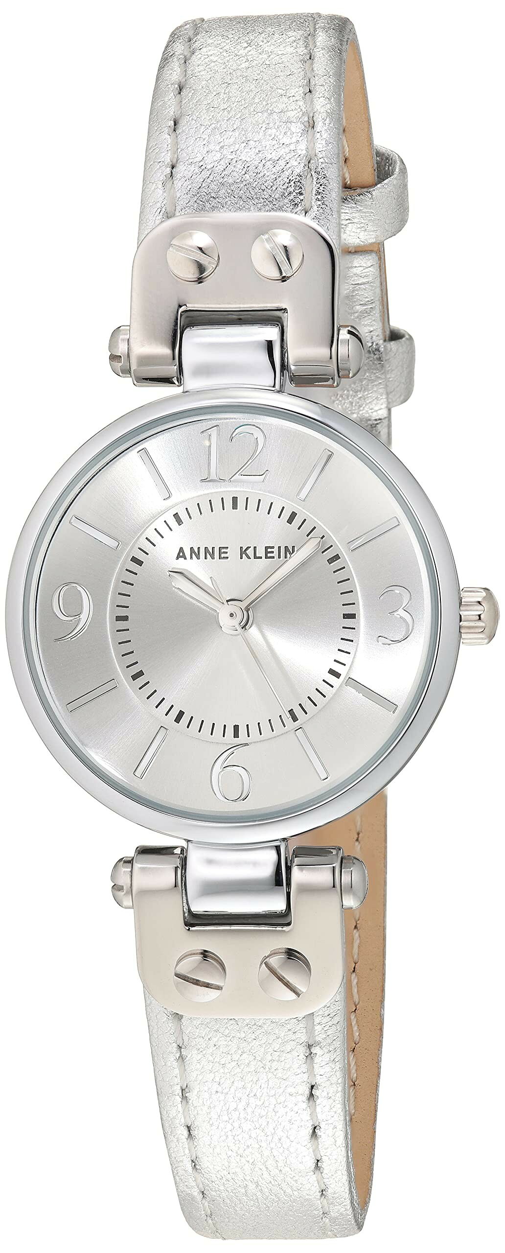 PRODUCT DETAILS Anne Klein Women's Leather Strap Watch 腕時計 レディース シルバー文字盤 レザーベルト【商品仕様】・ ブランド：Anne Klein・ ムーブメント：クオーツ・ バンド素材：レザー・ 文字盤色：シルバー・ 風防：ドーム型ミネラルクリスタル・ 防水：30M (100フィート)【特徴】・ 風防にはドーム型のミネラルクリスタルレンズを採用しています。・ シルバーのサンレイダイアルに、同系色の針とインデックスを配置しています。・ 文字盤の内側に、時刻の視認性を高めるブラックのミニッツトラックをデザインしています。・ レザー素材のストラップに、バックルタイプの留め具を組み合わせています。・ 30メートル（100フィート）までの日常生活防水に対応しています。 ■ 商品について 海外輸入品（説明書は英語表記の場合あり） ■ ご注意 ・掲載画像は実物に近い色味になるよう調整しておりますが、ご利用の環境により差異が生じる場合があります。・複数店舗で在庫を共有しているため、ご注文後に在庫切れとなる場合がございます。 ■ 納期について お届けの目安を必ずご確認ください。 海外正規ルート仕入れ品 海外ブランド ▼ 海外正規ブランド店 正規代理店 ▼ 当 店 ※本商品は並行輸入品です 製造元は正規品と同一のブランド・メーカーです。当店では海外正規ルートより仕入れた商品を取り扱っております。流通ルートが異なるのみで、商品自体に違いはございません。 ── 当店の商品について ── 正規品のみ取り扱い 海外正規店・正規代理店から商品を直接仕入れ、国内に輸入して販売しております。 日本未入荷・海外限定モデルも多数 日本未入荷・海外限定モデルも多数取り扱っております。サイズ・カラー違いや海外限定で販売された製品など、日本では手に入りにくいアイテムをお届けいたします。 お求めやすい価格の理由 海外市場での価格差や流通ルートの違いにより、国内販売価格よりお求めやすくなっております。品質はそのままに、よりお手頃な価格でお届けいたします。 安心保証 ご使用前に万が一、製品に不具合がございました場合は、交換または商品代金のご返金にて対応させていただきます。商品到着後5日以内にご連絡ください。 ご注意 海外からの輸入品となります。海外輸送のため、外箱に軽微なスレ等がある場合がございますが、商品本体には影響ございません。 ※在庫状況は仕入先の在庫情報をもとに出来る限り正確に表示しておりますが、取寄せ商品のため、タイミングによりご注文後に欠品・キャンセルとなる場合がございます。 お探しの商品がございましたら、お気軽にご相談ください。