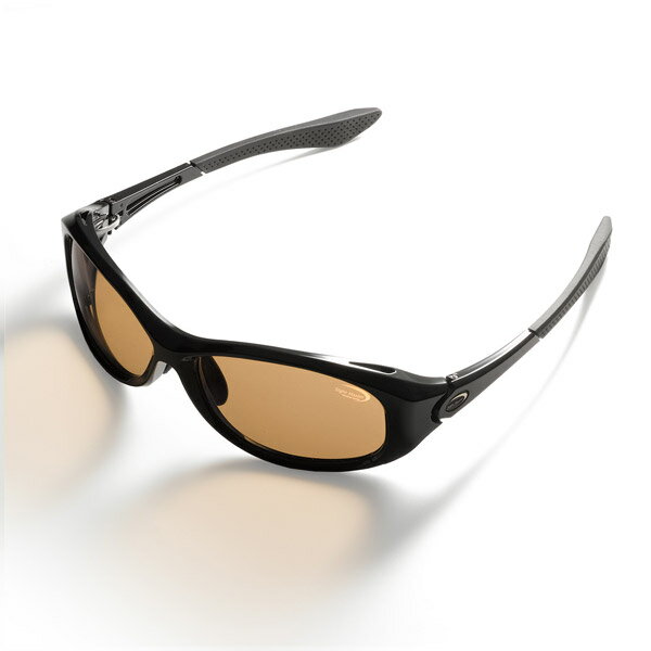 商品説明商品説明納期:2〜4日予定(土日祝水曜を除く)お取寄せでのご発送実践仕様の遮光性、風防性と掛け心地。集中力を最頂点にまで研ぎ澄ます8カーブモデルアングラーの集中力を乱す光と風。この2大ストレスを排除すべく遮光性と風防性を高めた8カーブレンズ採用のゴーグルタイプの決定版。顔に沿うようにデザインされたフレームデザインと8カーブレンズを採用する事により、レンズ内側に入り込む光と風をシャットアウト。ゴーグルタイプの弱点であるレンズ内面のくもりを上部に施されたエアダクト採用によりくもりを除去しやすくしています。フィット感抜群のβチタン製バネ蝶番をこめかみ部に採用し、さらにノーズ部にはカスタマイズできる独立可変ノーズパッド、テンプル部には調整可能なチタン心棒入りフレームを採用する事でアングラーひとりひとりが最良な掛け心地が得る事により集中力が最頂点まで高まります。商品詳細スペック■ブリッジ幅×レンズ横幅×レンズ縦幅×フレーム幅(mm)：17×64×40×170■レンズカーブ：8カーブ■付属品：ケース、クリーニングクロス掲載在庫と発送納期について 掲載の在庫状況につきましては、当社及び取引先の在庫状況を反映致しております。ご注文タイミングにより当社在庫又はお取り寄せにてご用意させていただいております。また他の当社WEBサイトと在庫を共有も致しております。万一当社メーカー共に在庫欠品の場合には、ご連絡の上キャンセルさせていただく事がありますので予めご了承いただきます様お願い致します。商品のご発送は当社受付より2〜4営業日（土日祝水曜を除く）程で行わせていただいております。商品がお取り寄せとなりました場合でも、2〜7日営業日（土日祝水曜を除く）程ではご発送出来る様に努めさせていただいております。お急ぎの際は事前にお問合わせ下さい。 &nbsp; 沖縄県を含む離島地域へのご発送送料について 沖縄県全域及び配送業者の定めます離島部に該当する地域につきましては、お荷物のサイズにより追加送料が発生致します。送料無料商品、購入金額による送料サービスにつきましては対象外とさせていただきます。 追加送料を含んだ合計金額につきましては、当社受付後にEメールにてご案内させていただきます。尚、メール便でのご発送につきましては他の地域と同一料金、サービスにてご利用いただけます。 &nbsp; ご注文前にご確認をお願い致しますm(__)m 本商品はご注文タイミングやご注文内容によっては、購入履歴からのご注文キャンセル、修正を受け付けることができない場合がございます。 配送方法は、システム上全ての商品でメール便が選択出来ますが、商品名に　メール便配送可　と記載の無い商品が1点でも含まれますとメール便でのご発送は出来ません。 ご案内のEメールは必ず送信しておりますが、一括送信を行う為、受信環境やメールソフト、ウィルス対策により受信いただけない場合もございます。迷惑メール等もご確認の上、ご不明の際はお手数ですがお問い合わせいただきます様お願い致します。