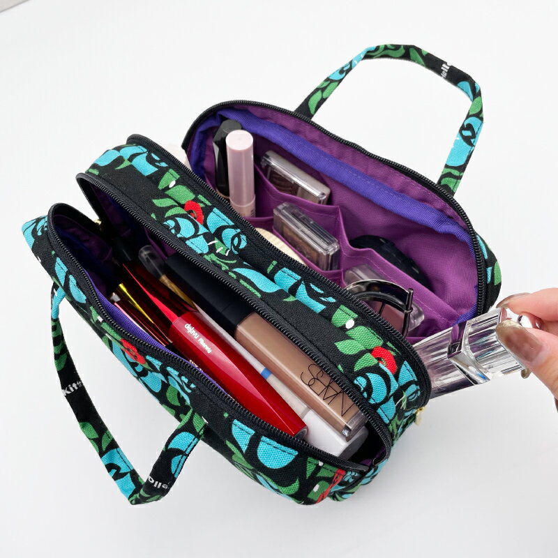 【あす楽】 キティちゃん 大人 かわいい 多機能 コスメポーチ marie more 日本製 メアリーモア 薔薇柄 mm-0039mk-bl サンリオ 秋冬 収納が多い 大容量 大きめ バッグインバッグ 日本製 オリジナル柄 送料無料 化粧ポーチ 小物入れ トラベルポーチ マスクポーチ