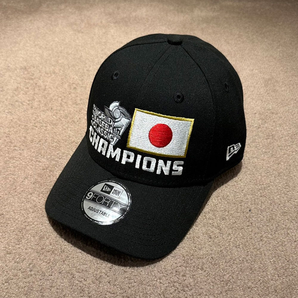 ＊NEW ERA ニューエラ＊ ＊商品説明＊ USA限定！2023年WBC 侍ジャパン 優勝記念キャップ NEWERA ニューエラ 9FORTYが販売開始！ 侍JAPANも着用したアメリカ限定のNEWERA仕様チャンピオンキャップ。 アメリカが優勝していたらこのキャップは世に出なかった紛れもないレア物！ 14年ぶりに世界一を奪還し幕を閉じた直後のインタビューでJAPANの選手が一斉に被り話題となったNEWERA 9FORTY CAP！ どのサイトを見てもプレミア価格のこちらのCAPですが本日当店に入荷！ 被るも良し、野球好きな父や子供にプレゼントするも良し、日本優勝を記念して部屋に飾るも良し！WBC 2023 Champions Locker Room JAPAN CAP 9FORTY ＊NEW ERA ニューエラ＊ NEW ERA ニューエラ 商品一覧ページはこちら!! カラー：BLACK ＊商品説明＊ USA限定！2023年WBC 侍ジャパン 優勝記念キャップ NEWERA ニューエラ 9FORTYが販売開始！ 侍JAPANも着用したアメリカ限定のNEWERA仕様チャンピオンキャップ。 アメリカが優勝していたらこのキャップは世に出なかった紛れもないレア物！ 14年ぶりに世界一を奪還し幕を閉じた直後のインタビューでJAPANの選手が一斉に被り話題となったNEWERA 9FORTY CAP！ どのサイトを見てもプレミア価格のこちらのCAPですが本日当店に入荷！ 被るも良し、野球好きな父や子供にプレゼントするも良し、日本優勝を記念して部屋に飾るも良し！ CAP (帽子) 一覧ページはこちら!!