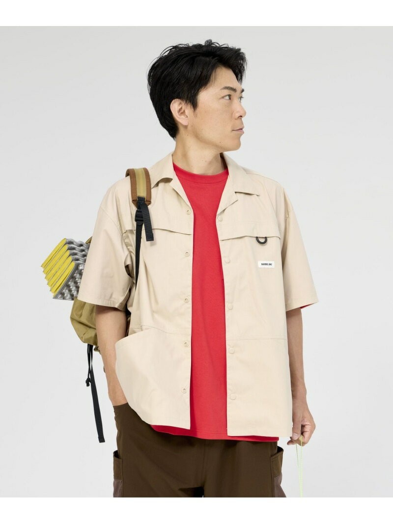 【予約商品について】 ※「先行予約販売中」「予約販売中」をご注文の際は予約商品についてをご確認ください。■重要なお知らせ※ 当店では、ギフト配送サービス及びラッピングサービスを行っておりません。ラッピング・ギフト配送について同時に複数の商品を注文された場合メーカー希望小売価格についてご利用ガイドBAYFLOW（ベイフロー）【Coleman×TAKEDA BBQ with BAYFLOW】ライトウェイトシャツーーーPOINT[1]　Coleman×たけだBBQ×BAYFLOWのトリプルコラボアイテム[2]　撥水、防汚、透湿機能があり蒸れにくいZERO-TEX(R)生地を使用[3]　左腰のドリンクホルダーポケットで「俺のビールどこ行った問題」を解決できるユニークポケット付きーーー[fabric]「水濡れ、蒸れ、汚れをZEROに」をコンセプトに開発された素材、ZERO-TEX(R)生地を使用。撥水＆防汚性と透湿性の機能があり蒸れにくい素材。[design]Coleman×たけだBBQ×BAYFLOWのトリプルコラボアイテム。腰回りの大きなポケットはもちろん、前ヨーク部分のさりげない隠しポケットやサングラスループもポイント。最大のポイントは左腰のドリンクホルダーポケットで「俺のビールどこ行った問題」を解決できるユニークポケット付き。[styling]同コラボのパンツやTシャツとの合わせがおすすめ。型番：578543-55-03 PW2167【採寸】3(M)(03)着丈73 肩幅56 胸囲126 袖丈25 天幅134(L)(04)着丈75 肩幅58 胸囲130 袖丈26 天幅14商品のサイズについて【商品詳細】CHINA素材：本体:ポリエステル65% 綿35%別布:ポリエステル100%サイズ：3(M)、4(L)洗濯機洗い可（ネット使用）※画面上と実物では多少色具合が異なって見える場合もございます。ご了承ください。商品のカラーについてこの商品はセール商品のため返品・交換対象外です詳細はこちら &gt;&gt;