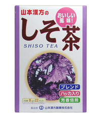 山本漢方　しそ茶　8g×22包 商品説明 「山本漢方　しそ茶　8g×22包」 しその葉にハトムギをはじめ、はぶ茶、烏龍茶、大豆、ハッカなどをブレンドしたしその葉茶です。簡単便利な、ティーバッグにしました。1パック(8g)中に、しその葉が1.5gブレンドされています。3.0g以上を望まれる方は、本品を2パック以上加え、適宜のお湯でもって煮だす事により、含有量の多い濃いお茶がお召し上がり頂けます。 【山本漢方　しそ茶　8g×22包 詳細】 【栄養成分表　100cc(茶葉1.3g)あたり】 エネルギー 1kcal たんぱく質 0g 脂質 0g 炭水化物 0.2g ナトリウム 2mg 原材料など 商品名 山本漢方　しそ茶　8g×22包 原材料 ハトムギ、 ハブ茶、 ウーロン茶、 玄米、 どくだみ、 大豆、 かき葉、 シソ葉、 スギナ、 ショウガ、 ハッカ、 シジュウム、 グァバ葉 内容量 8g×22包 保存方法 直射日光を及び、高温多湿のところを避けて、保存してください。また、本品は穀物の原料を使用しておりますので、虫、カビの発生を防ぐために、開封後はお早めに、ご使用ください。尚、開封後は輪ゴム、又はクリップなどでキッチリと封を閉め、涼しい所に保管してください。特に夏季は要注意です。 メーカー 山本漢方製薬 作り方 お水の量はお好みにより、加減してください。 ●やかんの場合 沸騰したお湯、約600ccの中へ1パックを入れ、約5分間以上、充分に煮だし、お飲み下さい。パックをいれたままにしておきますと、一層おいしくなりますが、濃く感じる方は、パックを取り除いてください。 ●冷蔵庫に冷やして 上記のとおり煮出したあと、湯ざましをして、ペットボトル又は、ウォーターポットに入れ替え、冷蔵庫に保管、お飲み下さい。 ●ウォーターポットの場合 ウォーターポットの中へ、1パックを入れ、水約400ccを注ぎ、冷蔵庫に保管、約15-30分後冷水シソ茶になります。 ●キュウスの場合 ご使用中の急須に1パックをポンと入れ、お飲みいただく量のお湯を入れてお飲み下さい。濃いめをお好みの方は、手ばやに茶碗へ給湯してください。 ご使用上の注意 ●本品は、天然の原料のため、製品の刻みに色調が多少異なることがありますが、品質には問題がありませんので、ご安心してお召し上がりください。 ●本品は天然物を使用しておりますので、虫、カビの発生を防ぐために、開封後はお早めに、ご使用ください。尚、開封後は輪ゴム、又はクリップなどでキッチリと封を閉め、涼しい所に保管してください。特に夏季は要注意です。 ●本品のティーパックの材質には、色、味、香りをよくするために薄く、すける紙材質を使用しておりますので、パック中の原材料の微粉が漏れて内袋の内側の一部に付着する場合がありますが、品質には問題ありませんので、ご安心してご使用ください。 広告文責 株式会社プログレシブクルー072-265-0007 区分 日本製・健康食品山本漢方　しそ茶　8g×22包