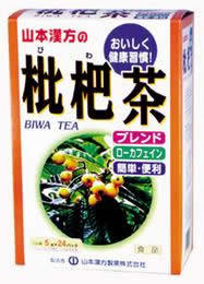 山本漢方　枇杷茶　5g×24包 商品説明 「山本漢方　枇杷茶　5g×24包」 1パック(5g)中に、びわ葉を約3g含有するほか、烏龍茶とハブ茶もブレンドしたびわ茶です。ローカフェインで、飲みやすく美味しいお茶です。 【山本漢方　枇杷茶　5g×24包 詳細】 【栄養成分表　1パック(5g)あたり】 枇杷葉 約3g ウーロン茶 約1g ハブ葉 約1g 原材料など 商品名 山本漢方　枇杷茶　5g×24包 原材料 枇杷葉、 ウーロン茶、 ハブ茶 内容量 5g×24包 保存方法 直射日光を及び、高温多湿のところを避けて、保存してください。また、本品は穀物の原料を使用しておりますので、虫、カビの発生を防ぐために、開封後はお早めに、ご使用ください。尚、開封後は輪ゴム、又はクリップなどでキッチリと封を閉め、涼しい所に保管してください。特に夏季は要注意です。 メーカー 山本漢方製薬 作り方 お水の量はお好みにより、加減してください。 1.濃い目の枇杷茶をお好みの方は、沸騰した約400-500ccの中へ1パックをポンと入れ、弱火で5分間以上よく煮だしておのみください。 2.薄い目の枇杷茶をお好みの方は、急須に1パックを入れて、お飲みいただく量のお湯を注いで、お好みの色が出ましたら茶碗に注いでください。風味が楽しめます。ご使用いただいたパックを再度ヤカンに入れて煮だしますと、二番だしが楽しめます。 カビ・虫害予防の為、開封後は冷所に保管するか、お早めにご使用ください。 ご使用上の注意 ●本品は、天然の原料のため、製品の刻みに色調が多少異なることがありますが、品質には問題がありませんので、ご安心してお召し上がりください。 ●本品は天然物を使用しておりますので、虫、カビの発生を防ぐために、開封後はお早めに、ご使用ください。尚、開封後は輪ゴム、又はクリップなどでキッチリと封を閉め、涼しい所に保管してください。特に夏季は要注意です。 ●本品のティーパックの材質には、色、味、香りをよくするために薄く、すける紙材質を使用しておりますので、パック中の原材料の微粉が漏れて内袋の内側の一部に付着する場合がありますが、品質には問題ありませんので、ご安心してご使用ください。 広告文責 株式会社プログレシブクルー072-265-0007 区分 日本製・健康食品山本漢方　枇杷茶　5g×24包ローカフェインで、飲みやすい！!