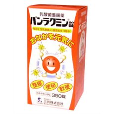 パンラクミン錠 商品説明 『パンラクミン錠』 胃酸に強い有胞子性乳酸菌(ラクボン原末)を4.5億個含有した整腸剤です。腐敗菌などの有害細菌の増殖を抑えて、腸内環境を整え、便秘、軟便、腹部膨満感を改善します。胞子に包まれたラクボン菌は酸や熱に大変強く、保存にもよく耐え、胃酸の影響を受けずに腸内に達します。腸内に達するとラクボン菌は胞子を破って繁殖を始めますが、消化酵素のタカヂアスターゼN1とビオチンのサポート成分が、ラクボン菌の発育を促進し、整腸効果を高めます。甘みのある飲みやすい小粒錠剤。 【パンラクミン錠　詳細】 含量(9錠中) 有胞子性乳酸菌（ラクボン原末） 45mg タカヂアスターゼN1 135mg ビオチン（ビタミンH） 18μg 添加物として以下を含む：タルク、ステアリン酸Mg（マグネシウム）、塩化Na（ナトリウム）、ヒドロキシプロピルセルロース、香料、バニリン、エチルバニリン、白糖、セルロース、乳糖 原材料など 商品名 パンラクミン錠 内容量 350錠 保存方法 直射日光の当たらない湿気の少ない涼しい所に密栓して保管して下さい。 販売者 第一三共ヘルスケア 用法・用量 15歳以上 3錠 11歳以上15歳未満 2錠 5歳以上11歳未満 1錠 1日3回食後に、そのまま服用するか又はかみくだいて服用て下さい。5歳未満は服用しないで下さい。 効果・効能 ●整腸（便通を整える）、便秘、軟便 ●腹部膨満感、消化不良、消化促進 ●もたれ、胸つかえ、食欲不振、食べ過ぎ ご使用上の注意 服用に際しては、添付文書をよく読んでください。 直射日光の当たらない湿気の少ない涼しい所に密栓して保管して下さい 5.使用期限を過ぎた製品は使用しないで下さい。 広告文責 株式会社プログレシブクルー072-265-0007 区分 日用品パンラクミン錠 350錠 ×5個セット 【医薬部外品】