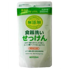 無添加 食器洗いせっけん 詰替用 スタンディングタイプ 商品説明 『無添加 食器洗いせっけん 詰替用 スタンディングタイプ』 ◆無添加食器洗いせっけんの詰め替え用 ◆無添加だから手肌にやさしく安心 ◆植物油主原料の食器洗いせっけん ◆細かな泡立ちでやさしく洗えます。 ◆食べ物に直接触れる、食器を洗うものだから、香料、着色料、防腐剤など全て無添加せっけんは安心です。 ◆手肌が敏感な方におすすめ 無添加 食器洗いせっけん 詰替用 スタンディングタイプ　詳細 原材料など 商品名 無添加 食器洗いせっけん 詰替用 スタンディングタイプ 内容量 350mL 販売者 ミヨシ石鹸 上手な使い方 ・洗う前に油や酸性の汚れをふき取るのがコツ。 ・手肌におだやかなので、薄めずにスポンジに直接つけてお使いください。石けんの性質で、水に溶かすと白くにごります。 ・洗うときのヌルヌル感は、石けんの持つ自然の作用。すべらないようにご注意ください。 ・漆器、アルマイトには使用しないでください。 ・微生物による分解性に優れています。 ※天然原料のため色が変わったり、低温で白濁することがありますが、使用上問題はありません。 ※使用量の目安　水1Lに対して5mL（料理用小さじ1杯） 詰替えるときは ・容器をよく水で洗い、乾かしてから詰替えてください。詰替えるときに液が飛び出すことがあります。目に入ったりしないようにご注意ください。 品質表示 品名・・・台所用石けん 用途・・・食器・調理用具用 液性・・・弱アルカリ性 成分・・・純石けん分（28％　脂肪酸カリウム） 広告文責 株式会社プログレシブクルー072-265-0007 区分 日用品無添加 食器洗いせっけん 詰替用 スタンディングタイプ(350mL)×5個セット