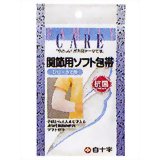 FC関節用ソフト包帯 ひじ・うで用 商品説明 『FC関節用ソフト包帯 ひじ・うで用』 ◆「やさしい」が商品テーマです。 ◆天然抗菌剤キトサンを使用していますので肌にやさしく安心です。 ◆切らずに使えて簡単、便利な筒状ソフト包帯です。 ◆従来のサポーターの機能を持ち、タテヨコ2倍以上の伸縮性があります。また、通気性も高くムレません。 ◆ハサミ不要のワンタッチタイプで、処置しにくい部分にも、当てガーゼやシップ薬が簡単に固定できます。 ◆「手のひら・手首用」、「足首用」、「ひじ・うで用」、「ひざ・太もも用」の4種類がございますので、部位に合わせてお選びください。 FC関節用ソフト包帯 ひじ・うで用　詳細 原材料など 商品名 FC関節用ソフト包帯 ひじ・うで用 販売者 白十字 素材キトサン綿、ウーリーナイロン ご使用上の注意 ・ハサミ等で切らないでください。 ・長い場合は、適当な長さに折ってご使用ください。 ・洗濯は押し洗いで、熱湯は避けてください。 ・直射日光を避け、通気性の良い場所に保管してください。 広告文責 株式会社プログレシブクルー072-265-0007 区分 日用品FC関節用ソフト包帯 ひじ・うで用