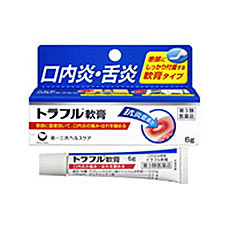 トラフル軟膏 商品説明 『トラフル軟膏 』 こんな口内トラブル，ありませんか？ □しみて美味しく食事がとれない □痛くてしゃべるのがつらい □気になって仕事に集中できない トラフル軟膏は，抗炎症成分，組織修復成分，殺菌成分をトリプル配合。患部に直接作用して炎症や痛み，はれをしずめ，口内炎・舌炎を治すお薬です。 トラフル軟膏の特徴 ●炎症をおさえ，痛み・はれをしずめる抗炎症成分「アズレンスルホン酸ナトリウム水和物」と「グリチルレチン酸」を配合。 ●傷ついた口内の粘膜修復を助ける組織修復成分「アラントイン」を配合。 ●患部を清潔な環境にする殺菌成分「セチルピリジニウム塩化物水和物」を配合。 ●患部にしっかり付着する軟膏タイプ。有効成分が浸透して，すぐれた効き目を発揮します。 ※ メーカー様の商品リニューアルに伴い、商品パッケージや内容等が予告なく変更する場合がございます。また、メーカー様で急きょ廃盤になり、御用意ができない場合も御座います。予めご了承をお願いいたします。【トラフル軟膏 　詳細】 100g アズレンスルホン酸ナトリウム水和物 0.02g グリチルレチン酸 0.3g アラントイン 0.3g セチルピリジニウム塩化物水和物 0.1g 添加物として グリセリン，ゲル化炭化水素，ポリアクリル酸Na，メタケイ酸アルミン酸Mg，ヒプロメロース，l-メントール，サッカリンNa を含有。 原材料など 商品名 トラフル軟膏 内容量 6g 販売者 ジャパンメディック株式会社 保管及び取扱い上の注意 （1）直射日光の当たらない涼しい所に密栓して保管して下さい。 （2）小児の手の届かない所に保管して下さい。 （3）他の容器に入れ替えないで下さい。（誤用の原因になったり品質が変わります） （4）表示の使用期限を過ぎた製品は使用しないで下さい。 用法・用量 1日2〜4回，患部を清浄にした後，適量を塗布して下さい。 ＜用法・用量に関連する注意＞ （1）用法・用量を厳守して下さい。 （2）小児に使用させる場合には，保護者の指導監督のもとに使用させて下さい。 （3）口腔用にのみ使用して下さい。 トラフル軟膏の使い方 1．本剤を使用する前に，口をすすいできれいにして下さい。 2．本剤を，患部におおいかぶせるように塗布して下さい。 3．塗布した後は，なるべく患部をさわらないようにして下さい。 ＜チューブの開封方法＞ キャップを逆さ向きにして，突起部をチューブの先に強く押し当てて開封して下さい。 効果・効能 口内炎，舌炎 ご使用上の注意 1．次の人は使用前に医師，歯科医師，薬剤師又は登録販売者に相談して下さい。 　（1）医師又は歯科医師の治療を受けている人 　（2）薬などによりアレルギー症状を起こしたことがある人 　（3）患部が広範囲の人 2．使用後，次の症状があらわれた場合は副作用の可能性がありますので，直ちに使用を中止し，この文書を持って医師，歯科医師，薬剤師又は登録販売者に相談して下さい。 ［関係部位：症状］ 口：刺激感 皮膚：発疹・発赤，かゆみ 3．5〜6日間使用しても症状がよくならない場合は使用を中止し，この文書を持って医師，歯科医師，薬剤師又は登録販売者に相談して下さい。 ◆ 医薬品について ◆医薬品は必ず使用上の注意をよく読んだ上で、 それに従い適切に使用して下さい。 ◆購入できる数量について、お薬の種類によりまして販売個数制限を設ける場合があります。 ◆お薬に関するご相談がございましたら、下記へお問い合わせくださいませ。 株式会社プログレシブクルー　072-265-0007 ※平日9:30-17:00 (土・日曜日および年末年始などの祝日を除く） メールでのご相談は コチラ まで 広告文責 株式会社プログレシブクルー072-265-0007 商品に関するお問い合わせ 第一三共ヘルスケア株式会社 お客様相談室 　〒103-8234　東京都中央区日本橋3-14-10 　電話：0120-337-336 　受付時間：9:00〜17:00（土、日、祝日を除く） 区分 日本製・第3類医薬品 ■医薬品の使用期限 医薬品に関しては特別な表記の無い限り、1年以上の使用期限のものを販売しております。 それ以外のものに関しては使用期限を記載します。 医薬品に関する記載事項はこちら【第3類医薬品】　トラフル軟膏　6g×3個セット