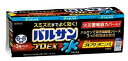 水ではじめるバルサンプロEX ※ メーカー様の商品リニューアルに伴い、商品パッケージや内容等が予告なく変更する場合がございます。また、メーカー様で急きょ廃盤になり、御用意ができない場合も御座います。予めご了承をお願いいたします。 【水ではじめるバルサンプロEX　詳細】 原材料など 商品名 水ではじめるバルサンプロEX 内容量 12.5g(6〜8畳用) ×3個セット 保存方法 （1）飲食物，食器及び飼料などと区別し，湿気を避け，小児の手の届かない温度の低い場所に保管してください。 （2）使用後の容器は，各自治体の廃棄方法に従い捨ててください。 用法・用量 水を使い加熱蒸散させる。 12.5g／10〜13m2，2〜3時間屋内を密閉 ■使用方法 1．水ではじめるバルサンプロEXを始める前に。 （1）部屋の窓，換気口などを閉め，害虫の隠れ場所となる戸棚，引き出し，押入れなどはできるだけ開放してください。 （2）食品，食器，おもちゃ，飼料，寝具，衣類，貴金属，仏壇仏具，美術品，楽器，はく製，毛皮，光学機器などは直接煙が触れないように収納するか，ビニールシートや新聞紙でカバーする，あるいは部屋の外に出してください。 （3）ペット類や観賞魚，鉢植え食物は部屋の外に出してください。 （4）精密機器（パソコン，ワープロ，オーディオ製品，ゲーム機など）にはカバーをかけ，DVD，CD，MD，フロッピーディスク，磁気テープなどは専用ケースに収納すること。また，移動できない水槽，大型コンピューターのある所では使用しないで下さい。 　◎衣類などはタンスへ。 　◎食品などは冷蔵庫へ。 　◎食器などは食器棚へ。 2．水ではじめるバルサンプロEXを始めます。 （1）プラスチック容器の中のアルミ袋を開け，金属缶をそのまま取り出してください。 ※アルミ袋開封後はすぐにお使いください。 （2）水をプラスチック容器の黒破線のところまで正しく入れてください。（黒破線以上に入れ過ぎないでください。入れ過ぎると効果に影響を与えることがあります。） 　プラスチック容器を平らな面に置いて水を入れてください。 ［缶サイズ：水の量］ 12.5g：約23mL 25g：約35mL （3）水をいれたプラスチック容器を部屋のほぼ床面中央に置き，金属缶の上下を確認してから，水に浸し，リング状の蓋をしてください。約30秒で煙が出始めます。 　（注意）セット後は金属缶が熱くなりますので触れないでください。 　　金属缶は約30分で冷めます。 （4）金属缶をセットしたら部屋の外に出て，2〜3時間またはそれ以上，そのまま部屋を閉め切ってください。 ［（効能）：お部屋を閉め切る時間：勢いよく煙の出ている時間］ ゴキブリ，屋内塵性ダニ類，イエダニ，ノミ，トコジラミ（ナンキンムシ），ハエ成虫，蚊成虫の駆除：2〜3時間またはそれ以上：約20〜30秒間（くん煙自体は約8分間） ※まれに熱によってリング状の蓋，プラスチック容器が少しとけることがありますが，安全性，有効性等の品質に影響はありません。 3．水ではじめるバルサンプロEXをした後で。 （1）所定時間部屋を閉め切った後，煙を吸い込まないよう窓や扉を開放し，十分に換気をしてから中に入ってください。 （2）使用後の容器は，各自治体の廃棄方法に従い捨ててください。 （3）万一食器などに直接煙がかかった場合は，水で洗ってからご使用ください。 ■ワンポイントアドバイス □屋内塵性ダニ類は湿度が高いときに発生しやすくなります。日頃から部屋の風通しをよくし，餌になるチリ，ホコリがたまらないよう掃除に心がけましょう。 □イヌやネコには，ペット用のノミ取りシャンプーを使うことをおすすめします。イヌ小屋，ノラネコの居場所も粉剤で処理すると効果的です。また，ジュータンの中や下など煙が届きにくい場所に逃げ込んだノミには，十分な効果が得られない場合があるので，くん煙の際にジュータンをめくりあげて使用するか又はエアゾール製品をお試しください。 □ゴキブリは暖かく，水分やエサ（生ゴミなど）を摂りやすい所に生息し，主に夜間活動します。調理場や台所付近の整頓や掃除に心がけ，ゴキブリの住みにくい環境を作りましょう。 ☆屋内塵性ダニ類は死骸もアレルギーの原因になると言われています。バルサンをした後，畳・カーペットのダニは掃除機をかけ取り除きましょう。 ☆ゴキブリの卵は厚い殻に覆われていて退治が困難です。虫卵がふ化する時期（10〜14日後）に再度バルサンをすると効果的です。 ☆寝具類のダニ退治には，天日干し後，入念に掃除機をかけるか，クリーニングをおすすめします。 効果・効能 ゴキブリ，屋内塵性ダニ類，イエダニ，ノミ，トコジラミ（ナンキンムシ），ハエ成虫，蚊成虫の駆除 ご使用上の注意 ■してはいけないこと （守らないと副作用・事故が起こりやすくなります。） （1）病人，妊婦，小児は薬剤（煙）に触れないようにしてください。 （2）煙を吸い込まないよう注意してください。万一吸い込んだ場合，咳き込み，のど痛，頭痛，気分不快等を生じることがあります。 （3）退出後，必ず2〜3時間以上経過してから入室してください。換気のために入室する際，刺激に敏感な方は薬剤を吸い込むと咳き込み，呼吸が苦しくなることがあります。必ず，タオルなどで口や鼻を押さえて薬剤を吸い込まないようにしてください。 （4）煙が出始めたら部屋の外に出て，所定時間（2〜3時間）以上経過しないうちに入室しないでください。煙が流入する可能性があるので，密閉性の低い隣室にはいないようにしてください。 （5）使用後は十分に換気をしてから中に入ってください。 ■相談すること （1）煙を吸って万一身体に異常を感じたときは，できるだけこの説明文書を持って直ちに本品がオキサジアゾール系殺虫剤とピレスロイド系殺虫剤の混合剤であることを医師に告げて，診療を受けてください。 （2）今までに薬や化粧品等によるアレルギー症状（発疹・発赤，かゆみ，かぶれなど）を起こしたことのある人は，使用前に医師又は薬剤師に相談してください。 ■その他の注意 （1）定められた使用方法，使用量を厳守してください。 （2）煙を感知するタイプの火災警報器・火災報知器，微粒子を感知するタイプのガス警報器は，反応することがあります。特に直下では使用しないでください。警報器に覆いなどをした場合には，絶対にとり忘れないようにして，必ず元に戻してください。火事と間違われないよう，近所にくん煙中であることを伝言してください。大規模な駆除や夜間に使う場合は，消防署に連絡してください。 （3）食品，食器，おもちゃ，飼料，寝具，衣類，貴金属，仏壇仏具，美術品，楽器，はく製，毛皮，光学機器などに直接煙が触れないようにしてください。また，ペット，観賞魚，植物は部屋の外に出してください。 （4）精密機器（パソコン，ワープロ，オーディオ製品，ゲーム機など）にはカバーをかけ，DVD，CD，MD，フロッピーディスク，磁気テープなどは直接煙に触れるとまれに障害を起こすことがあるので，専用ケースに収納してください。大型コンピューターのある所では使用しないでください。 （5）銅，シンチュウ，亜鉛メッキ，銀メッキ製のものは変色することがあるので，覆いをするか部屋の外に出してください。 （6）紙，衣類，寝具類，ポリ袋やプラスチック製品など燃えやすい物が倒れるなどで本品使用中に覆いかぶさると変色や熱変性を起こすことがあるので，必ず届かない所に移してから本品を使用してください。 （7）薬剤が皮膚に付いたときは，石鹸でよく洗い，直ちに水でよく洗い流してください。 （8）加えた水が少なく，未反応薬剤が残った場合には，再び水を加えると薬剤が反応し熱くなりますので，水を加えないでください。 広告文責 株式会社プログレシブクルー072-265-0007 区分 日本製・第2類医薬品 ■医薬品の使用期限 医薬品に関しては特別な表記の無い限り、1年以上の使用期限のものを販売しております。 それ以外のものに関しては使用期限を記載します。 医薬品に関する記載事項はこちら【第2類医薬品】 水ではじめるバルサンプロEX 12.5g(6-8畳用)×3個セット×5個セット