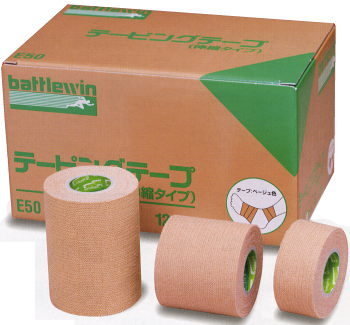 ニチバン　バトルウィンテーピングテープ(伸縮タイプ)　2.5cm×4m　E25　1箱（24巻入） 商品説明 『ニチバン　バトルウィンテーピングテープ(伸縮タイプ)　2.5cm×4m　E25　1箱（24巻入）』 伸縮性ベージュ色綿布に、アクリル系粘着剤を塗布したテープです。伸縮性テーピングテープにきびしく要求される適切な伸縮性、高度の粘着性、フィット性、保持性、支持・固定性、皮ふへの低刺激性、使用性能を満たし、貼って目立たないテーピング用粘着性布伸縮テープです。 ●適度な伸縮性があり、足首、膝、手首、肘、肩などの関節部にしっかりフィット ●通気性と透湿性に富み、皮ふへの刺激が少なく過敏体質の方でも安心 ●粘着力が強く、重ねて貼ってもズレがなく、はがす時も粘着剤が残らない ●剥離紙はカットしやすい目盛り付き 【ニチバン　バトルウィンテーピングテープ(伸縮タイプ)　2.5cm×4m　E25　1箱（24巻入）　詳細】 原材料など 商品名 ニチバン　バトルウィンテーピングテープ(伸縮タイプ)　2.5cm×4m　E25　1箱（24巻入） 内容量 1箱（24巻入） サイズ 2.5cm×4m 販売者 ニチバン株式会社 ご使用上の注意 ・使用上の注意をよく読んだ上でそれに従い適切に使用すること。 ・ご購入後、薬剤師によって販売数量の確認、ご購入商品の詳細確認を行ったうえお送りします 広告文責 株式会社プログレシブクルー072-265-0007 区分 衛生用品【送料無料】ニチバン　バトルウィンテーピングテープ(伸縮タイプ)　2.5cm×4m（伸長時）　E25　1箱（24巻入）×3個セット