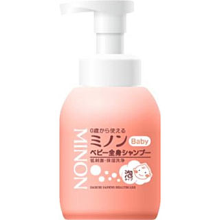 ミノン ベビー全身シャンプー 本体　350ml 商品説明 『ミノン ベビー全身シャンプー 本体　350ml』 植物性アミノ酸系洗浄成分配合、肌本来のうるおいを落としすぎず、余分な負担をかけにくいベビー用ボディシャンプーです。製薬会社が皮膚科学に基づいて開発した低刺激性処方。弱酸性です。 原材料など 商品名 ミノン ベビー全身シャンプー 本体　350ml 原材料 水、ココイルグルタミン酸K、BG、水酸化K、メチルパラベン、安息香酸Na 内容量 350ml 販売者 第一三共ヘルスケア ご使用方法 適量を直接手にとり、軽くなでるように洗ってください。その後、ていねいに洗い流してください。髪を洗う場合は、髪をよくしめらせ適量をつけ、頭皮をやさしくマッサージするように洗い、十分にすすいでください。 ご使用上の注意 ●お肌に合わないときや、傷やはれもの・湿しん等、異常のある部位にはお使いにならないで下さい。●使用中や使用後、皮膚に赤み・はれ・かゆみ・刺激等や目の異常があらわれた場合は使用を中止し、専門医等に相談して下さい。そのまま使用を続けますと症状を悪化させることがあります。●目に入らないようご注意下さい。万一、目に入った場合は、すぐに水又はぬるま湯で洗い流して下さい。●乳幼児の手の届かない所に保管して下さい。●直射日光の当たる所や極端に高温又は低温の所には保管しないで下さい。 お問い合わせ先 第一三共ヘルスケア株式会社 お客様相談室0120-337-336 広告文責 株式会社プログレシブクルー072-265-0007 区分 医薬部外品ミノン ベビー全身シャンプー 本体　350ml