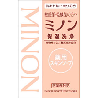 ミノン 薬用スキンソープ 80g 商品説明 『ミノン 薬用スキンソープ 80g』 植物性アミノ酸系洗浄成分配合、肌本来のうるおいを落としすぎず、余分な負担をかけにくい洗顔石鹸です。肌荒れ防止成分(アラントイン、グリチルリチン酸アンモニウム)配合。敏感な素肌のトラブルを洗うことから防ぎます。 原材料など 商品名 ミノン 薬用スキンソープ 80g 原材料 有効成分：アラントイン、グリチルリチン酸アンモニウムその他の成分：アシルグルタミン酸Na、セタノール、酸化チタン 販売者 第一三共ヘルスケア ご使用方法 水又はぬるま湯でよく泡立ててご使用下さい。その後、よく洗い流して下さい。 ご使用上の注意 ●お肌に合わないときや、傷やはれもの・湿しん等、異常のある部位にはお使いにならないで下さい。●使用中や使用後、皮膚に赤み・はれ・かゆみ・刺激等や目の異常があらわれた場合は使用を中止し、専門医等に相談して下さい。そのまま使用を続けますと症状を悪化させることがあります。●目に入らないようご注意下さい。万一、目に入った場合は、すぐに水又はぬるま湯で洗い流して下さい。●乳幼児の手の届かない所に保管して下さい。●直射日光の当たる所や極端に高温又は低温の所には保管しないで下さい。●本品は水に溶けやすいので、ご使用後は水切れをよくして保存して下さい。 効能・効果 皮膚の清浄、にきび・かみそりまけ及び肌あれを防ぐ。 お問い合わせ先 第一三共ヘルスケア株式会社 お客様相談室0120-337-336 広告文責 株式会社プログレシブクルー072-265-0007 区分 日本製 ・医薬部外品ミノン 薬用スキンソープ 80g　×20個セット