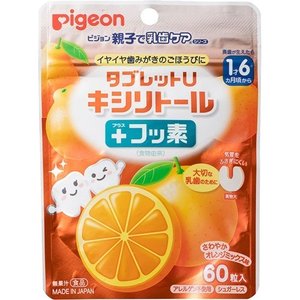 ピジョン 親子で乳歯ケア タブレットU キシリトール プラスフッ素 オレンジミックス味 商品説明 『ピジョン 親子で乳歯ケア タブレットU キシリトール プラスフッ素 オレンジミックス味』 ◆毎日の歯みがき習慣は、お子さまの将来の歯の健康にとって、とても大切です。 ◆歯みがきが苦手なお子さまの「がんばる気持ち」を応援します。 ◆キシリトールとフッ素の量はお子さま向けに調整していますので、安心してお召し上がりいただけます。 ◆さわやかオレンジミックス味。 ◆アレルゲン不使用。 ◆シュガーレス。 ◆歯みがき後に・おやすみ前に・おでかけのときに。■栄養成分 1製品(35g)あたり 　エネルギー：118kcaL、たんぱく質：0g、脂質：3.2g、炭水化物：31.7g(糖類：0g)、食塩相当量：0.05g キシリトール：23.3g、フッ素(緑茶抽出物由来)：8.4マイクロg ※この表示値は目安です。 ピジョン 親子で乳歯ケア タブレットU キシリトール プラスフッ素 オレンジミックス味　詳細 原材料など 商品名 ピジョン 親子で乳歯ケア タブレットU キシリトール プラスフッ素 オレンジミックス味 原材料もしくは全成分 甘味料(キシリトール)、乳化剤、糊料(CMC)、香料、緑茶抽出物、紅花色素、野菜色素／食物繊維(ポリデキストロース)(アメリカ製造)、マルチトール、粉末油脂 ※本品は乳児用規格適用商品と同等の管理をしています。 ※アレルギー物質(27品目)を含原材料を使用しておりません。 保存方法 高温多湿、直射日光を避け保管、開封後はお早めにお召し上がりください。 内容量 60粒 販売者 ピジョン ご使用方法 1回に1粒、1日に3粒を目安にお召し上がりください。 まだ慣れないうちは、細かく砕くか、小さく割ってお与えください。 ※本品はお口の中で酸を作りません。 ※フッ素は緑茶抽出物由来です。 ※万が一、誤って丸ごと飲み込んでしまった場合でも、気管をふさがないように配慮した形です。 品名・名称 キシリトール含有食品 規格概要 内容量：35g(60粒) ご使用上の注意 ・のどに詰まることを防ぐため、1才半未満のお子様、奥歯が生える前のお子様には絶対に与えないでください。 ・また、お子様がお召し上がりになるときは、絶対にそばを離れず、食べ終わるまで目を離さないようご注意ください。 ・茶色の斑点が見られることがありますが、原料の一部ですのでご安心ください。 ・一度に多量に食べると、体質によりおなかがゆるくなることがあります。 ・吸湿しやすいので、開封後はジッパーを閉めて保存し、なるべくお早めにお召し上がりください。 ・乾燥剤が入っています。お子様が誤って口に入れないようご注意ください。 ・乾燥剤が黄色く変わることがありますが、品質に問題はございません。 ・本品は乳児用規格適用食品と同等の管理をしています。 広告文責 株式会社プログレシブクルー072-265-0007 区分 日用品ピジョン 親子で乳歯ケア タブレットU キシリトール プラスフッ素 オレンジミックス味 60粒 ×5個セット