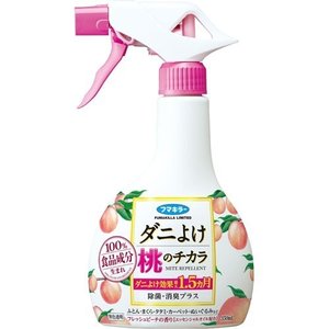 フマキラー ダニよけ桃のチカラ 商品説明 『フマキラー ダニよけ桃のチカラ』 ◆100％食品成分生まれ！殺虫剤は一切使用しておりません。ふとん、ぬいぐるみ等、肌が直接触れる場所にも安心して使用できます。 ◆桃にも含まれる「安息香酸ヘキシル」が効く！桃や茶にも含まれる成分「安息香酸ヘキシル」が、屋内塵性ダニに対して優れたダニよけ効果を発揮します。 ◆速乾性で汚れない！アルコールベース処方なので、乾きが速くベタツキや汚れが残りません。 ◆除菌・消臭効果でお部屋スッキリ！※すべての菌に効果があるわけではありません。 ◆フレッシュピーチの優しい香り！ フマキラー ダニよけ桃のチカラ　詳細 原材料など 商品名 フマキラー ダニよけ桃のチカラ 原材料もしくは全成分 有効成分等：安息香酸ヘキシル、エタノール(溶剤)、香料 保存方法 ・小児の手の届く所、日のあたる所および高温になる所には置かない。 内容量 350mL 販売者 フマキラー 効能 効果 屋内塵性ダニ類の忌避 ご使用方法 ・噴射口を回転させ「○」にしてご使用ください。使用後は「*」にしてください。 ・30-40cmの距離から1平方m当たり3-5吹き程度(シングルシーツ片面に8吹き程度)の割合でまんべんなく噴射し、処理面を充分に乾燥させてからご使用ください。 ・本品1本でシングルシーツ片面約32枚分使用できます。 ※処理後約1.5カ月ダニよけ効果が持続します。(使用状況により異なります。) ご使用上の注意 ・飲まない。 ・用途以外に使用しない。 ・使用時は換気をよくし、噴霧を直接吸入しない。 ・目に入ったときはこすらず流水で洗い流し、飲み込んだ場合は多量の水を飲ませ、医師に相談する。 ・皮膚についた場合は直ちに石けんで充分に洗う。 ・アレルギー症状やカブレ等を起こしやすい体質の人は、直接薬剤に触れない。 ・身体に異常を感じた時は、使用を中止し、医師に相談する。 ・処理後は乳幼児が薬液をなめないように注意し、薬液が乾くまで這わないように注意する。 ・色落ちするもの、洗えないものはあらかじめ目立たない場所で試してから使用する。 ・シミになるおそれがあるため、1カ所に大量にスプレーしない。 ・水に弱い布製品(絹・レーヨン・毛等)、ワックス・ペンキ・ニス等の塗装面(フローリング床等)、白木、桐、プラスチック(スチレン系等)、革製品、毛皮には使用しない。かかった場合はすぐに拭き取る。 ・引火しやすいので薬液が乾くまでは火気を近づけない。 ・ガス警報機に反応することがあるので、使用時にはポリ袋等で警報機にカバーする。 ・換気する。 広告文責 株式会社プログレシブクルー072-265-0007 区分 医薬部外品【15個セット】【1ケース分】 フマキラー ダニよけ桃のチカラ 350mL ×15個セット　1ケース分