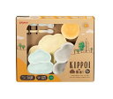 ピジョン KIPPOI ベビー食器セット クリームイエロー＆ミントグリーン 商品説明 『ピジョン KIPPOI ベビー食器セット クリームイエロー＆ミントグリーン』 ◆赤ちゃんの成長に合わせて色々な組み合わせで使える ◆食材がすくいやすい形状 内側のカーブ形状により、食材を最後のまでかき集められます。 ◆重ねて収納 食器はすべて重ねて収納できます。 ◆電子レンジ対応 ※フィーディングスプーンを除く ◆食洗機対応 ピジョン KIPPOI ベビー食器セット クリームイエロー＆ミントグリーン　詳細 原材料など 商品名 ピジョン KIPPOI ベビー食器セット クリームイエロー＆ミントグリーン 原材料もしくは全成分 ・小鉢・小皿・中皿・大皿：ポリプロピレン ・フィーディングスプーン：柄／ポリプロピレン、先端部／熱可塑性エラストマー 内容量 1セット 販売者 ピジョン セット詳細 ・おひさま(小鉢)：ヨーグルトなどのもう一品に ・小さな木(小皿)：はじめての一口から ・中くらいの木(中皿)：食べられる食材が増えてきたら ・大きな木(大皿)：手づかみ食べの頃から ・フィーディングスプーン(ペースト用・スープ用)2種類：お口の発育に合わせた2種類のスプーン 規格概要 ★耐熱温度 小鉢・小皿・中皿・大皿：140度 フィーディングスプーン：105度 ★消毒方法 大皿：煮沸 ○、レンジ ×、薬液 ○ 小鉢・小皿・中皿：煮沸 ○、レンジ ○、薬液 ○ フィーディングスプーン：煮沸 ○、レンジ ○、薬液 ○ ご使用上の注意 ★ご使用上の注意 ・必ず保護者の目の届くところでご使用ください。 ・はじめてご利用になる前に必ず洗浄してください。 ・にんじん、ほうれん草、かぼちゃ、トマトなどの色素の強いものは食材の色が付く恐れがありますが、衛生上は問題ありません。 ・金属製のスプーン・フォークのご使用は製品にキズが付く場合があります。 ・お手入れの際は、スポンジの柔らかい面で洗浄してください。その後洗剤はよく洗い流してください。強くこすったり、スポンジのかたい面で洗浄すると、キズがつく場合があります。 ・火のそばに置かないでください。 ・落としたり、強い衝撃を加えると、破損の原因となります。お取り扱いには十分ご注意ください。 ★消毒方法についての注意 ・煮沸消毒するときは、鍋にたっぷりのお水を入れて沸とうさせます。消毒時間は沸とう後3〜5分です。過度の沸とうは製品を早くいためますので、ご注意ください。 ・漂白剤をご使用になる場合は、各漂白剤の表示に従って必ずうすめてご使用ください。 ・大きな木(大皿)は電子レンジ消毒用の専用ケースに入らないため、電子レンジでの消毒はできません。(電子レンジ加熱はできます。) ★電子レンジご使用上のご注意 ・フィーディングスプーンの電子レンジ加熱は、溶けたり変形したりする原因になりますので、おやめください。(電子レンジ消毒はできます。) ・長時間加熱すると製品が変形することがあります。 ・グリル・直火・オーブン・トースター機能での使用はできません。電子レンジの機種によってはオーブンなどに自動的に切り替わるものがありますので、十分ご注意ください。 ・糖分・油分の多い食品を加熱すると高温になり、製品が変形・破損する恐れがありますので、お避けください。 ・調理に適した時間で電子レンジ加熱してください。水分の少ない状態や少量の食品で加熱すると短時間であっても容器を溶かしたり、こがしたりする恐れがありますので、十分ご注意ください。また空だきはお避けください。 ・電子レンジでの加熱時間が長いと、容器全体が熱くなることがあります。ヤケドなど取り扱いにご注意ください。 ・耐熱温度以下でご使用ください。 ・その他の使用上のご注意は、電子レンジの取扱説明書に従ってください。 ★食器洗い乾燥機 ご使用上のご注意 ・お使いの食器洗い乾燥機の取扱説明書をお読みいただき、製品の耐熱温度内であることをご確認の上、ご使用ください。 ・業務用食器洗い乾燥機のご使用はお避けください。 広告文責 株式会社プログレシブクルー072-265-0007 区分 ベビー用品ピジョン KIPPOI ベビー食器セット クリームイエロー＆ミントグリーン　1セット