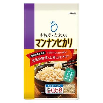 もち麦・玄米入りマンナンヒカリ 224g（56g×4袋） 商品説明 『もち麦・玄米入りマンナンヒカリ 224g（56g×4袋）』 大麦β-グルカンの働きで食後血糖値の上昇をおだやかに。 こんにゃく生まれのマンナンヒカリ、大麦β-グルカンが含まれるもち麦、ぷちぷちした食感の玄米の3つの良さが楽しめます。 お米と混ぜずにそのまま炊くだけの炊飯タイプ。 【もち麦・玄米入りマンナンヒカリ 224g（56g×4袋）　詳細】 原材料など 商品名 もち麦・玄米入りマンナンヒカリ 224g（56g×4袋） 原材料もしくは全成分 米粒状加工食品（国内製造）(でんぷん、食物繊維（ポリデキストロース、セルロース）、オリゴ糖、こんにゃく粉、デキストリン）、大麦（もち麦）、もち玄米（国産）／加工デンプン、グルコン酸Ca、増粘剤（アルギン酸Na）、調味料（有機酸） 内容量 224g（56g×4袋） 製造国 日本 販売者 大塚食品 広告文責 株式会社プログレシブクルー072-265-0007 区分 機能性表示食品もち麦・玄米入りマンナンヒカリ 224g（56g×4袋）×3個セット　