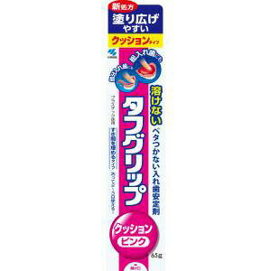 タフグリップクッション ピンク　65g 商品説明 『タフグリップクッション ピンク　65g』 ガタついた入れ歯と歯ぐきのすき間を埋めて、吸着力で長時間※安定します ※当社製品（タフグリップクリーム）との比較 食事をしても口の中で溶け出しません 一度つけると洗って2〜3日使える長持ちタイプです 適度なクッション性により、歯ぐきへの衝撃を和らげ、固いものが食べやすくなります タフグリップをつけたまま、入れ歯洗浄剤「タフデント」で入れ歯を洗うことができます 【タフグリップクッション ピンク　65g　詳細】 原材料など 商品名 タフグリップクッション ピンク　65g 原材料もしくは全成分 酢酸ビニル樹脂、アンモニオアルキルメタクリレートコポリマー、無水エタノール、赤色102号アルミニウムレーキ、精製水(アルコール含有) 保存方法 1．小児の手の届かない所に保管すること 2．火気のそばを避け、直射日光の当たらない涼しい所に、キャップをしっかりとしめて保管すること 販売者 小林製薬株式会社 0120-5884-05 ご使用上の注意 1．製品をつけ替えなしに、3日を越えて使用しないこと(菌の繁殖等、口腔衛生上良くないことがある。また、はがれにくくなる) 2．使用中又は使用後に注意すること (1)口の中に刺激を感じる場合は、水で軽くすすいでから使用すること。なお、水で流しても強い刺激が残る場合には、使用を中止すること (2)製品をつけた入れ歯は必ず就寝時にはずすこと (3)製品をつけたまま入れ歯を乾燥させないこと。入れ歯をはずしたら、必ず水又はぬるま湯に浸しておくこと(固まってはがれにくくなったり、はがれなくなることがある) (4)製品を取りかえる際、入れ歯に残って取れにくい場合は、ぬるま湯にしばらくつけた後、はがすこと。それでもはがしにくい場合は、アルコールを水で2倍に薄めて拭き取ること。なお、入れ歯が変形又は破損することがあるので、直接アルコールの中へつけて洗浄することは避けること。アルコールを使用するときは火気に注意すること 広告文責 株式会社プログレシブクルー072-265-0007 区分 管理医療機器タフグリップクッション ピンク　65g　×3個セット