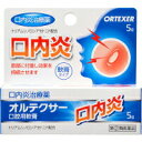 オルテクサー口腔用軟膏 商品説明 『オルテクサー口腔用軟膏 』 本剤は，口腔粘膜への優れた付着力があり，患部を保護するとともに，抗炎症作用により患部の炎症を抑え，口内炎やそれにともなう痛みなどを改善します。 ☆口内炎（アフタ性）とは☆ 頬の内側や舌，唇の裏側などに，周りが赤っぽく中央部が浅くくぼんだ白っぽい円形の痛みを伴う浅い小さな潰瘍（直径10mm未満）が1〜数個できた炎症の総称です。その原因は明確ではありませんが，ストレス，疲労，あるいは片寄った栄養摂取が関与していると言われています。 【オルテクサー口腔用軟膏 　詳細】 100g中 トリアムシノロンアセトニド 100mg 添加物として ゲル化炭化水素，カルメロースナトリウム(CMC-Na)，サッカリンナトリウム水和物，香料 を含有。 原材料など 商品名 オルテクサー口腔用軟膏 内容量 5g 販売者 福地製薬（株） 保管及び取扱い上の注意 （1）直射日光の当たらない涼しいところに密栓して保管してください。 （2）小児の手の届かないところに保管してください。 （3）他の容器に入れ替えないでください。（誤用の原因になったり，品質が変わる場合があります） （4）使用期限を過ぎた製品は使用しないでください。使用期限内であっても，品質保持の点から開封後はなるべく早く使用してください。 （5）使用後はチューブの口やその周辺に付着した軟膏を拭き取ったあと，キャップをしっかり閉めて保管してください。（付着した軟膏が固まってしまうことがあります） 用法・用量 1日1〜数回，適量を患部に塗布してください。 （1）定められた用法・用量を厳守してください。 （2）小児に使用させる場合には，保護者の指導監督のもとに使用させてください。 （3）本剤は口腔用にのみ使用し，口腔用以外には使用しないでください。 （4）痛みが治まったら使用を終了してください。 （5）使用後はしばらく飲食を避けてください。 （6）入れ歯の接着など治療以外の目的に使用しないでください。 効果・効能 口内炎（アフタ性） ご使用上の注意 （守らないと現在の症状が悪化したり，副作用がおこりやすくなります）1．次の人は使用しないでください 　（1）感染性の口内炎が疑われる人。（医師，歯科医師，薬剤師又は登録販売者にご相談ください） 　　・ガーゼなどで擦ると容易に剥がすことのできる白斑が口腔内全体に広がっている人。（カンジダ感染症が疑われる） 　　・患部に黄色い膿がある人。（細菌感染症が疑われる） 　　・口腔内に米粒大〜小豆大の小水疱が多発している人，口腔粘膜以外の口唇，皮膚にも水疱，発疹がある人。（ウイルス感染症が疑われる） 　　・発熱，食欲不振，全身倦怠感，リンパ節の腫脹などの全身症状がみられる人。（ウイルス感染症が疑われる） 　（2）口腔内に感染を伴っている人。（ステロイド剤の使用により感染症が悪化したとの報告があることから，歯槽膿漏，歯肉炎等の口腔内感染がある場合には使用しないでください） 　（3）5日間使用しても症状の改善がみられない人。 　（4）1〜2日間使用して症状の悪化がみられる人。1．次の人は使用前に医師，歯科医師，薬剤師又は登録販売者にご相談ください 　（1）医師又は歯科医師の治療を受けている人。 　（2）薬などによりアレルギー症状を起こしたことのある人。 　（3）妊婦又は妊娠していると思われる人。 　（4）授乳中の人。 　（5）患部が広範囲にある人。 　（6）高齢者。 2．使用後，次の症状があらわれた場合は副作用の可能性がありますので，直ちに使用を中止し，この文書を持って医師，歯科医師，薬剤師又は登録販売者にご相談ください 　使用後，次の症状があらわれた場合 ［関係部位：症状］ 口腔内：白斑（カンジダ感染症が疑われる），患部に黄色い膿（細菌感染症が疑われる），味覚の異常，しびれ感 その他：アレルギー症状（発疹・発赤，かゆみ，浮腫等） 3．本剤使用後，次の症状があらわれた場合には，感染症による口内炎や他疾患による口内炎が疑われるので使用を中止し，医師，歯科医師，薬剤師又は登録販売者にご相談ください 　発熱，食欲不振，全身倦怠感，リンパ節の腫脹，水疱（口腔内以外），発疹・発赤，かゆみ，口腔内の患部が広範囲に広がる，目の痛み，かすみ目，外陰部潰瘍 ◆ 医薬品について ◆医薬品は必ず使用上の注意をよく読んだ上で、 それに従い適切に使用して下さい。 ◆購入できる数量について、お薬の種類によりまして販売個数制限を設ける場合があります。 ◆お薬に関するご相談がございましたら、下記へお問い合わせくださいませ。 株式会社プログレシブクルー　072-265-0007 ※平日9:30-17:00 (土・日曜日および年末年始などの祝日を除く） メールでのご相談は コチラ まで 広告文責 株式会社プログレシブクルー072-265-0007 商品に関するお問い合わせ 会社名：福地製薬株式会社 住所：滋賀県蒲生郡日野町寺尻824 電話：0748-52-2323 受付時間：9時から17時まで（土，日，休日を除く） 区分 日本製・第「2」類医薬品 ■医薬品の使用期限 医薬品に関しては特別な表記の無い限り、1年以上の使用期限のものを販売しております。 それ以外のものに関しては使用期限を記載します。医薬品に関する記載事項はこちら【第(2)類医薬品】オルテクサー 口腔用軟膏 5g ×5個セット