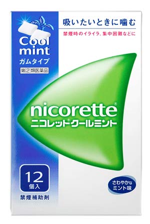 ニコレットクールミント 商品説明 『ニコレットクールミント 』 ●ニコレットクールミントはタバコをやめたいと望む人のための医薬品で，禁煙時のイライラ・集中困難などの症状を緩和します。（タバコをきらいにさせる作用はありません） ●使用期間は3ヵ月をめどとし，使用量を徐々に減らすことで，あなたを無理のない禁煙へ導きます。 ●タバコを吸わない人や現在吸っていない人は，身体に好ましくない作用を及ぼしますので使用しないでください。 ●シュガーレスコーティングで，かみやすいニコチンガム製剤です。 ※ メーカー様の商品リニューアルに伴い、商品パッケージや内容等が予告なく変更する場合がございます。また、メーカー様で急きょ廃盤になり、御用意ができない場合も御座います。予めご了承をお願いいたします。【ニコレットクールミント 　詳細】 1個中 ニコチン 2mg 添加物として イオン交換樹脂，キシリトール，アセスルファムカリウム，炭酸水素ナトリウム，炭酸ナトリウム，炭酸カルシウム，ジブチルヒドロキシトルエン(BHT)，酸化マグネシウム，ハッカ油，l-メントール，タルク，アラビアゴム末，酸化チタン，カルナウバロウ，その他9成分 を含有。 原材料など 商品名 ニコレットクールミント 内容量 12個 販売者 ジョンソン・エンド・ジョンソン（株） 保管及び取扱い上の注意 1．直射日光の当たらない湿気の少ない涼しい所に保管すること。 　（高温の場所に保管すると，ガムがシートに付着して取り出しにくくなる。） 2．本剤は小児が容易に開けられない包装になっているが，小児の手の届かない所に保管すること。 3．他の容器に入れ替えないこと。（誤用の原因になったり，品質が変わる。） 4．使用期限を過ぎた製品は使用しないこと。 5．かみ終わったガムは紙などに包んで小児の手の届かない所に捨てること。 用法・用量 タバコを吸いたいと思ったとき，1回1個をゆっくりと間をおきながら，30〜60分間かけてかむ。1日の使用個数は表を目安とし，通常，1日4〜12個から始めて適宜増減するが，1日の総使用個数は24個を超えないこと。禁煙になれてきたら（1ヵ月前後），1週間ごとに1日の使用個数を1〜2個ずつ減らし，1日の使用個数が1〜2個となった段階で使用をやめる。なお，使用期間は3ヵ月をめどとする。 ［1回量：1日最大使用個数：使用開始時の1日の使用個数の目安（禁煙前の1日の喫煙本数）：使用開始時の1日の使用個数の目安（1日の使用個数）］ 1個：24個：20本以下：4〜6個 1個：24個：21〜30本：6〜9個 1個：24個：31本以上：9〜12個 1．タバコを吸うのを完全に止めて使用すること。 2．1回に2個以上かまないこと。（ニコチンが過量摂取され，はきけ，めまい，腹痛などの症状があらわれることがある。） 3．辛みや刺激感を感じたらかむのを止めて，ほほの内側などに寄せて休ませること。 4．本剤はガム製剤であるので飲み込まないこと。また，本剤が入れ歯などに付着し，脱落・損傷を起こすことがあるので，入れ歯などの歯科的治療を受けたことのある人は，使用に際して注意すること。 5．コーヒーや炭酸飲料などを飲んだ後，しばらくは本剤を使用しないこと。 （本剤の十分な効果が得られないことがある。） 6．口内に使用する吸入剤やスプレー剤とは同時に使用しないこと。 （口内・のどの刺激感，のどの痛みなどの症状を悪化させることがある。） 効果・効能 禁煙時のイライラ・集中困難・落ち着かないなどの症状の緩和 ご使用上の注意 （守らないと現在の症状が悪化したり，副作用が起こりやすくなる）1．次の人は使用しないこと 　（1）非喫煙者〔タバコを吸ったことのない人及び現在タバコを吸っていない人〕 　　（はきけ，めまい，腹痛などの症状があらわれることがある。） 　（2）すでに他のニコチン製剤を使用している人 　（3）妊婦又は妊娠していると思われる人 　（4）重い心臓病を有する人 　　○3ヵ月以内に心筋梗塞の発作を起こした人 　　○重い狭心症と医師に診断された人 　　○重い不整脈と医師に診断された人 　（5）急性期脳血管障害（脳梗塞，脳出血等）と医師に診断された人 　（6）本剤の成分による過敏症状（発疹・発赤，かゆみ，浮腫等）を起こしたことがある人 　（7）あごの関節に障害がある人 2．授乳期間中の人は本剤を使用しないこと（本剤を使用する場合は授乳をしないこと） 　（母乳中に移行し，乳児の脈が速まることが考えられる。） 3．本剤を使用中あるいは使用直後にはタバコを吸わないこと 4．6ヵ月を超えて使用しないこと1．次の人は使用前に医師，歯科医師又は薬剤師に相談すること 　（1）医師又は歯科医師の治療を受けている人 　（2）他の薬を使用している人 　　（他の薬の作用に影響を与えることがある。） 　（3）高齢者及び20歳未満の人 　（4）本人又は家族がアレルギー体質の人 　（5）薬によりアレルギー症状を起こしたことがある人 　（6）次の症状のある人 　　腹痛，胸痛，口内炎，のどの痛み・のどのはれ 　（7）医師から次の診断を受けた人 　　心臓疾患（心筋梗塞，狭心症，不整脈），脳血管障害（脳梗塞，脳出血等），バージャー病（末梢血管障害），高血圧，甲状腺機能障害，褐色細胞腫，糖尿病（インスリン製剤を使用している人），咽頭炎，食道炎，胃・十二指腸潰瘍，肝臓病，腎臓病 　　（症状を悪化させたり，現在使用中の薬の作用に影響を与えることがある。） 2．使用後，次の症状があらわれた場合は，直ちに使用を中止し，この文書を持って医師又は薬剤師に相談すること ［関係部位：症状］ 口・のど：口内炎，のどの痛み 消化器：はきけ，嘔吐，腹部不快感，胸やけ，食欲不振，下痢 皮ふ：発疹・発赤，かゆみ 精神神経系：頭痛，めまい，思考減退，眠気 循環器：どうき その他：胸部不快感，胸部刺激感，顔面潮紅，顔面浮腫，気分不良 3．次のような症状があらわれることがあるので，このような症状の継続又は増強が見られた場合には，使用を中止し，医師，歯科医師又は薬剤師に相談すること 　（1）口内・のどの刺激感，舌の荒れ，味の異常感，唾液増加，歯肉炎 　　（ゆっくりかむとこれらの症状は軽くなることがある。） 　（2）あごの痛み 　　（他に原因がある可能性がある。） 　（3）しゃっくり，げっぷ 4．誤って定められた用量を超えて使用したり，小児が誤飲した場合には，次のような症状があらわれることがあるので，その場合には，直ちに医師又は薬剤師に相談すること 　はきけ，唾液増加，腹痛，下痢，発汗，頭痛，めまい，聴覚障害，全身脱力（急性ニコチン中毒の可能性がある。） 5．3ヵ月を超えて継続する場合は，医師又は薬剤師に相談すること 　（長期・多量使用によりニコチン依存が本剤に引き継がれることがある。） ◆ 医薬品について ◆医薬品は必ず使用上の注意をよく読んだ上で、 それに従い適切に使用して下さい。 ◆購入できる数量について、お薬の種類によりまして販売個数制限を設ける場合があります。 ◆お薬に関するご相談がございましたら、下記へお問い合わせくださいませ。 株式会社プログレシブクルー　072-265-0007 ※平日9:30-17:00 (土・日曜日および年末年始などの祝日を除く） メールでのご相談は コチラ まで 広告文責 株式会社プログレシブクルー072-265-0007 商品に関するお問い合わせ 会社名：ジョンソン・エンド・ジョンソン株式会社 問い合わせ先：ニコレット禁煙支援センター 電話：0120-250103　音声自動応答システム【24時間対応】（プッシュトーン対応の電話からおかけください） 受付時間：9:00〜17:00（土・日・祝日を除く） 区分 日本製・第「2」類医薬品 ■医薬品の使用期限 医薬品に関しては特別な表記の無い限り、1年以上の使用期限のものを販売しております。 それ以外のものに関しては使用期限を記載します。 医薬品に関する記載事項はこちら【第(2)類医薬品】 ニコレット　クールミント　12個×5個セット