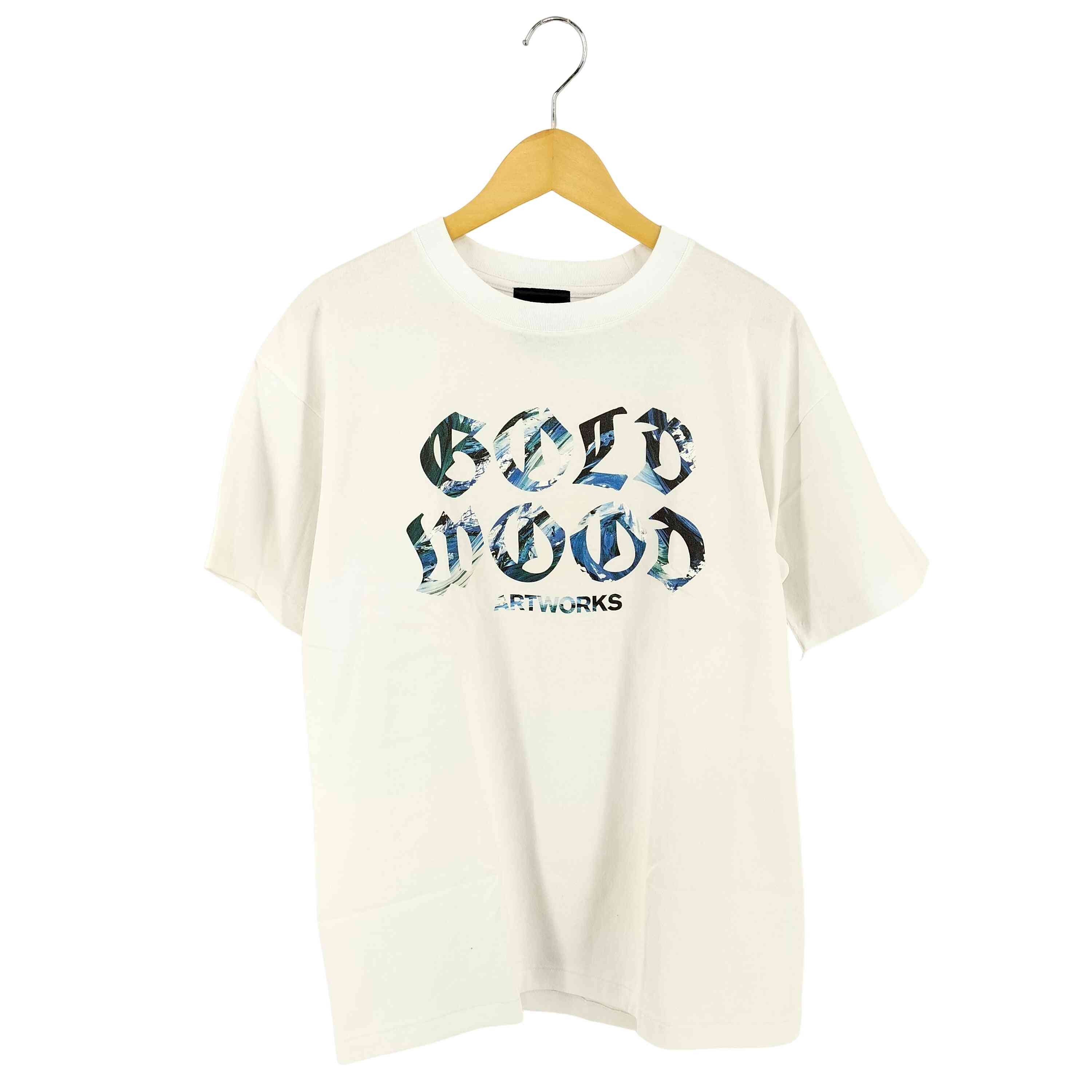 ブランド USED古着(ユーズドフルギ) カテゴリ メンズ トップス Tシャツ・カットソー クルーネック アイテム GOLDWOOD STUDIO LOGO TEE 表記サイズ 表記無 参考サイズ 表記無 実寸 肩幅55cm 身幅58cm 着丈71cm 袖丈19cm 素材 コットン 色 白系 状態 (B)程度良好・使用感あり 型番23GW05 袖五分袖ミディアムスリーブ 更新日 2025/08/19 09:44 この商品を見た人はこちらの商品もチェックしています！ 【中古】ユーズドフルギ USED古着 {{ZERO GRAVITY}} USA製 レイヤード クルーネックTシャツ メンズ import：L¥ 649（税込）【中古】ユーズドフルギ USED古着 {{nothing usual}} ロゴ 両面プリント Tシャツ メンズ JPN：L¥ 869（税込）【中古】ユーズドフルギ USED古着 {{JEAN DIADEM}} 90s シングルステッチ キャラクタープリント Tシャツ メンズ import：L¥ 649（税込）【中古】ユーズドフルギ USED古着 キャラクタープリント Tシャツ メンズ JPN：L¥ 1089（税込）【中古】ユーズドフルギ USED古着 live '25 WORLD TOUR フロント フォト プリント バンド Tシャツ メンズ import：L¥ 7139（税込）【中古】ユーズドフルギ USED古着 90S FRUIT OF THE LOOM ボディ USA製 screen stars だまし絵 モチーフ S/S クルーネック Tシャツ メンズ import：XL¥ 4169（税込）【中古】ユーズドフルギ USED古着 バンドTシャツ Take Me メンズ JPN：L¥ 3509（税込）【中古】ユーズドフルギ USED古着 20th Anniversary Tottered & Torn バンドTシャツ メンズ JPN：L¥ 3509（税込）【中古】ユーズドフルギ USED古着 {{DROP DEAD CLOTHING}} プリントTシャツ メンズ JPN：L¥ 4169（税込）【中古】ユーズドフルギ USED古着 enth バンドTシャツ メンズ JPN：XL¥ 3839（税込） こちらの商品は下北沢南口店の取り扱いです。完売・移動している場合がございますので(03-6453-2455)にご連絡頂き、(1136444393763)をお伝えください。 BAZZSTORE(バズストア)について下北沢、渋谷、原宿、高円寺など東京の古着のメッカに多数の店舗を展開するブランド古着の買取販売の専門店です。美品、新品に近い良質な中古から、玄人好みのヴィンテージ(ビンテージ)古着アイテムを多数取り扱っております。アウトレット品ではなく、店頭買取を中心とした中古1点のみの在庫処分価格で掲載しております。主に20代、30代、40代、50代、60代と幅広い世代の方にご利用頂いております。【在庫について】実店舗と併売をしております。 店頭価格と通販価格が異なる商品が一部ございます。 他通販サイト・実店舗でも同時に販売しており、ご注文後に在庫を確認させて頂くため、在庫がない場合はキャンセル対応させて頂く場合がございます。