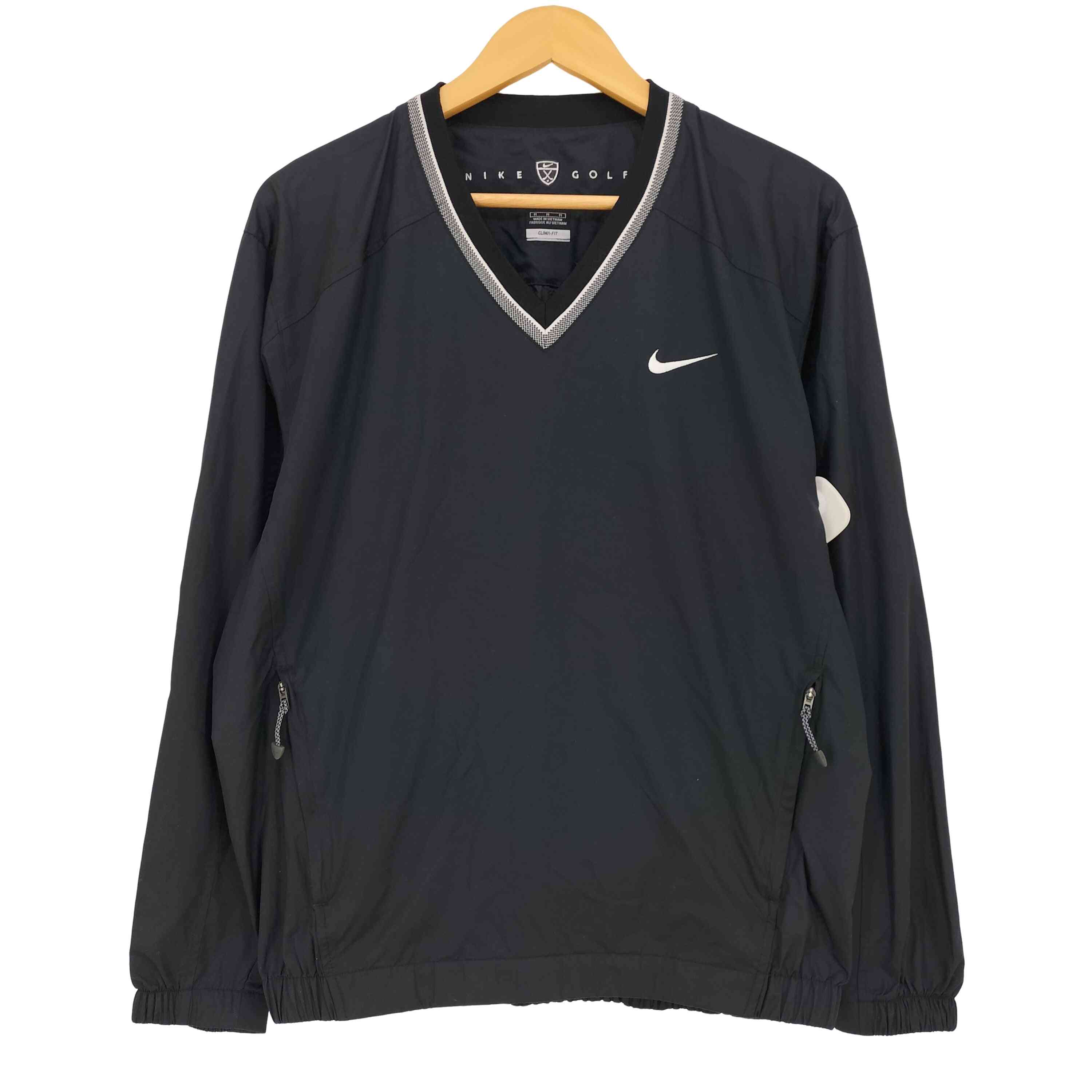 ブランド NIKE GOLF(ナイキゴルフ) カテゴリ メンズ アウター ジャケット ナイロン アイテム 00s CLIMA FIT ロゴ刺繍 プルオーバー ピステ 表記サイズ JPN：M 参考サイズ 日本サイズ：M(相当) 実寸 裄丈75cm 身幅57cm 着丈60cm 素材 ナイロン 100% 色 黒系 柄無地 状態 (B)程度良好・使用感あり 年代00S 袖長袖ロングスリーブ 更新日 2025/10/31 07:43 この商品を見た人はこちらの商品もチェックしています！ 【中古】ナイキゴルフ NIKE GOLF PUFFER FULL ZIP VEST メンズ JPN：XL¥ 2959（税込）【中古】ナイキゴルフ NIKE GOLF ロゴ刺繍 シェルジャケット メンズ import：L¥ 5269（税込） こちらの商品は千歳烏山北口店の取り扱いです。完売・移動している場合がございますので(03-6909-1228)にご連絡頂き、(1139663873276)をお伝えください。 BAZZSTORE(バズストア)について下北沢、渋谷、原宿、高円寺など東京の古着のメッカに多数の店舗を展開するブランド古着の買取販売の専門店です。美品、新品に近い良質な中古から、玄人好みのヴィンテージ(ビンテージ)古着アイテムを多数取り扱っております。アウトレット品ではなく、店頭買取を中心とした中古1点のみの在庫処分価格で掲載しております。主に20代、30代、40代、50代、60代と幅広い世代の方にご利用頂いております。【在庫について】実店舗と併売をしております。 店頭価格と通販価格が異なる商品が一部ございます。 他通販サイト・実店舗でも同時に販売しており、ご注文後に在庫を確認させて頂くため、在庫がない場合はキャンセル対応させて頂く場合がございます。