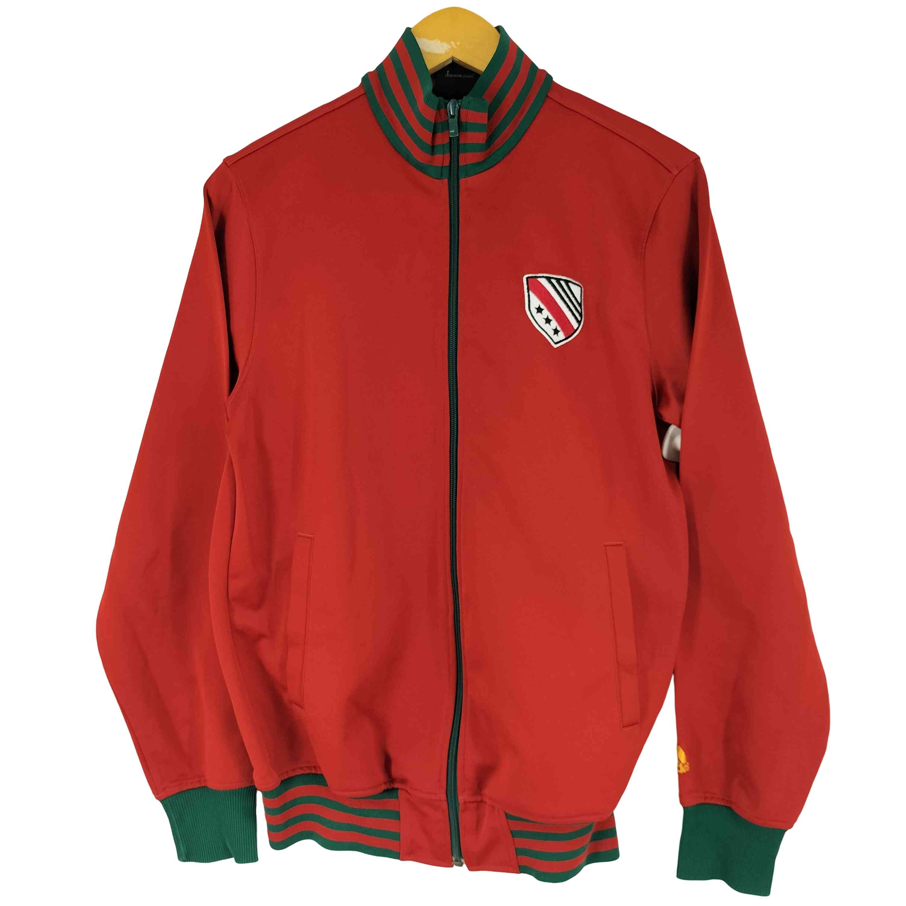 ブランド adidas(アディダス) カテゴリ メンズ トップス ジャージ アイテム 00S エンブレム トラックトップ 表記サイズ JPN：L 参考サイズ 日本サイズ：L(相当) 実寸 肩幅42cm 身幅51cm 着丈67cm 袖丈63cm 素材 ポリエステル 色 赤系 状態 (C)ダメージ・使用感あり・訳あり・ワケあり・わけあり 状態詳細ひっかけによる小傷がございます。 年代00S 型番JD1036 袖長袖ロングスリーブ 更新日 2026/08/23 09:45 この商品を見た人はこちらの商品もチェックしています！ 【中古】アディダス adidas CLIMALITE スリーストライプ トラックジャケット メンズ import：S¥ 2629（税込）【中古】アディダス adidas 70s フランス製 ATP VENTEX スリーストライプス トラックジャケット メンズ 表記無¥ 18689（税込）【中古】アディダス adidas 90S トレフォイルロゴ スリーストライプトラック ジャケット メンズ import：M¥ 3729（税込）【中古】アディダスオリジナルス adidas Originals 00S トレフォイルロゴ スリーストライプ カスタム 刺繍 プルオーバー フーデッド トラック ジャケット メンズ 表記無¥ 5489（税込）【中古】アディダス adidas 70-80s vintage スペイン製 スリーストライプ トラックジャケット メンズ import：XL¥ 14289（税込）【中古】アディダス adidas 80S フランス製 ventex社 ツートーン トラックジャケット メンズ 174¥ 9889（税込）【中古】アディダス adidas 90S 白タグ パフォーマンスロゴ スリーストライプトラックジャケット メンズ 表記無¥ 7139（税込）【中古】アディダスオリジナルス adidas Originals SST トラックトップトラックジャケット ジャージ メンズ 2KS¥ 4389（税込）【中古】アディダス adidas 90s マルチカラー トラックジャケット メンズ F 186¥ 4389（税込）【中古】アディダス adidas Reveal Your Voice Taped Jacket メンズ JPN：M¥ 5269（税込） こちらの商品は池袋西口店の取り扱いです。完売・移動している場合がございますので(03-6709-1894)にご連絡頂き、(1144483532982)をお伝えください。 BAZZSTORE(バズストア)について下北沢、渋谷、原宿、高円寺など東京の古着のメッカに多数の店舗を展開するブランド古着の買取販売の専門店です。美品、新品に近い良質な中古から、玄人好みのヴィンテージ(ビンテージ)古着アイテムを多数取り扱っております。アウトレット品ではなく、店頭買取を中心とした中古1点のみの在庫処分価格で掲載しております。主に20代、30代、40代、50代、60代と幅広い世代の方にご利用頂いております。【在庫について】実店舗と併売をしております。 店頭価格と通販価格が異なる商品が一部ございます。 他通販サイト・実店舗でも同時に販売しており、ご注文後に在庫を確認させて頂くため、在庫がない場合はキャンセル対応させて頂く場合がございます。