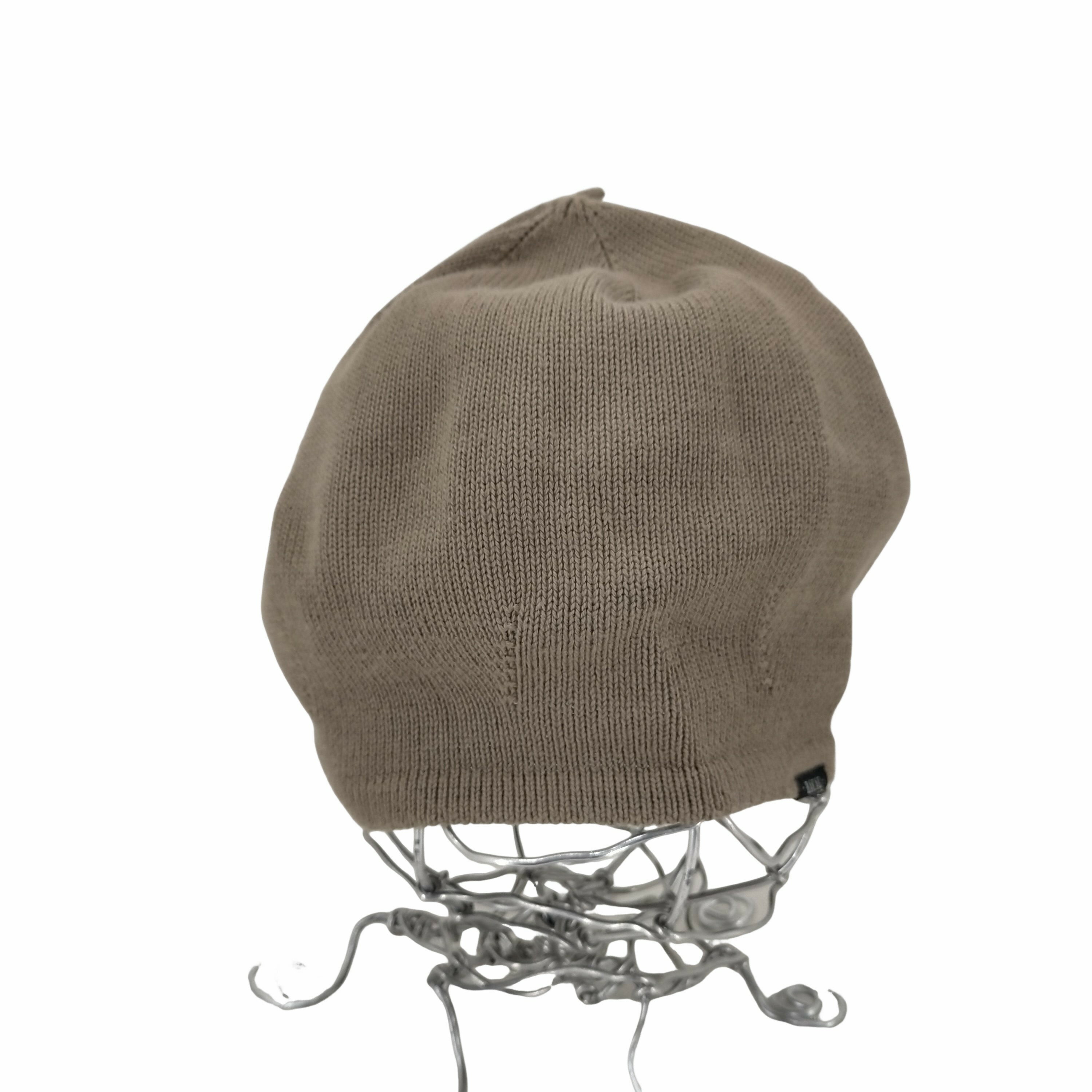 ブランド RACAL(ラカル) カテゴリ メンズ 帽子 ベレー アイテム サマーニットベレー帽 表記サイズ 表記無 参考サイズ 表記無 実寸 頭囲40cm 高さ20cm 素材 製品表示なし 色 茶系 柄無地 状態 (B)程度良好・使用感あり 型番RL-17-873 更新日 2024/01/27 17:05 こちらの商品は下北沢南口店にてご試着可能です。完売・移動している場合がございますのでご来店前に(03-6453-2455)ご連絡頂き、(1130497596904)をお伝えください。 BAZZSTORE(バズストア)について下北沢、渋谷、原宿、高円寺など東京の古着のメッカに多数の店舗を展開するブランド古着の買取販売の専門店です。美品、新品に近い良質な中古から、玄人好みのヴィンテージ(ビンテージ)古着アイテムを多数取り扱っております。アウトレット品ではなく、店頭買取を中心とした中古1点のみの在庫処分価格で掲載しております。主に20代、30代、40代、50代、60代と幅広い世代の方にご利用頂いております。【在庫について】実店舗と併売をしております。 店頭価格と通販価格が異なる商品が一部ございます。 他通販サイト・実店舗でも同時に販売しており、ご注文後に在庫を確認させて頂くため、在庫がない場合はキャンセル対応させて頂く場合がございます。