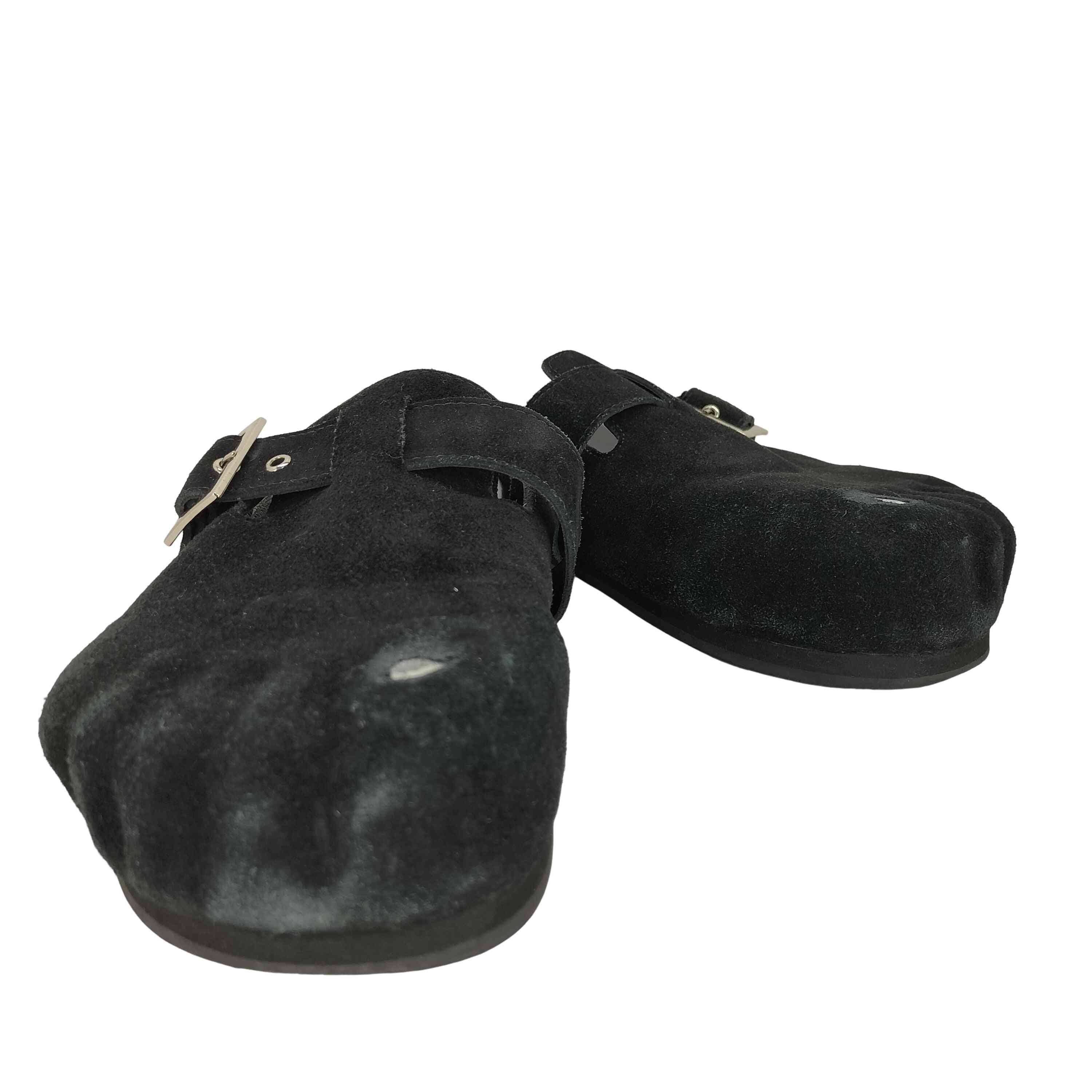 ブランド USED古着(ユーズドフルギ) カテゴリ メンズ シューズ サンダル その他サンダル アイテム POMU SDO ダメージ加工 スエード ミュール サンダル 表記サイズ EUR：39 参考サイズ 日本サイズ：25cm(相当) 実寸 アウトソール26cm 横幅10cm ヒール3cm 高さ8cm 素材 製品表示なし 色 黒系 状態 (B)程度良好・使用感あり 更新日 2025/10/27 16:05 この商品を見た人はこちらの商品もチェックしています！ 【中古】ユーズドフルギ USED古着 TM/KK Ohana Full-Bloom Slide オハナ サンダル メンズ US：10¥ 35189（税込）【中古】ユーズドフルギ USED古着 {{MOHINDERS}} USA製 WOVEN ウーブン ハンドメイド イントレチャート レザー サンダル メンズ 8¥ 5269（税込）【中古】ユーズドフルギ USED古着 {{mohinders}} CITYSLIPPERS レザーサンダル メンズ 8¥ 10439（税込）【中古】ユーズドフルギ USED古着 {{DEEOHS}} レザー グルカ サンダル メンズ 27cm¥ 5269（税込）【中古】ユーズドフルギ USED古着 {{SOFTHYPHEN}} {{SAKIAS}} 5STITCHES SANDALS メンズ 8¥ 10989（税込）【中古】ユーズドフルギ USED古着 LUNA sandal vibram Mono Winged Edition オールラウンドサンダル メンズ 表記無¥ 7139（税込）【中古】ユーズドフルギ USED古着 {{maRE maRe}} ベルクロサンダル メンズ LL¥ 2629（税込）【中古】ユーズドフルギ USED古着 goyemon SETTA × SNEAKER unda DUAL メンズ S¥ 27489（税込）【中古】ユーズドフルギ USED古着 {{DIMISSIANOS&MILLER}} BLACK CALF REVERSE レザーサンダル メンズ JPN：40¥ 24189（税込）【中古】ユーズドフルギ USED古着 {{Requal}}Hand painted Tassel Bensan メンズ LL¥ 20889（税込） こちらの商品は下井草店の取り扱いです。完売・移動している場合がございますので(03-6913-6436)にご連絡頂き、(1139576345747)をお伝えください。 BAZZSTORE(バズストア)について下北沢、渋谷、原宿、高円寺など東京の古着のメッカに多数の店舗を展開するブランド古着の買取販売の専門店です。美品、新品に近い良質な中古から、玄人好みのヴィンテージ(ビンテージ)古着アイテムを多数取り扱っております。アウトレット品ではなく、店頭買取を中心とした中古1点のみの在庫処分価格で掲載しております。主に20代、30代、40代、50代、60代と幅広い世代の方にご利用頂いております。【在庫について】実店舗と併売をしております。 店頭価格と通販価格が異なる商品が一部ございます。 他通販サイト・実店舗でも同時に販売しており、ご注文後に在庫を確認させて頂くため、在庫がない場合はキャンセル対応させて頂く場合がございます。