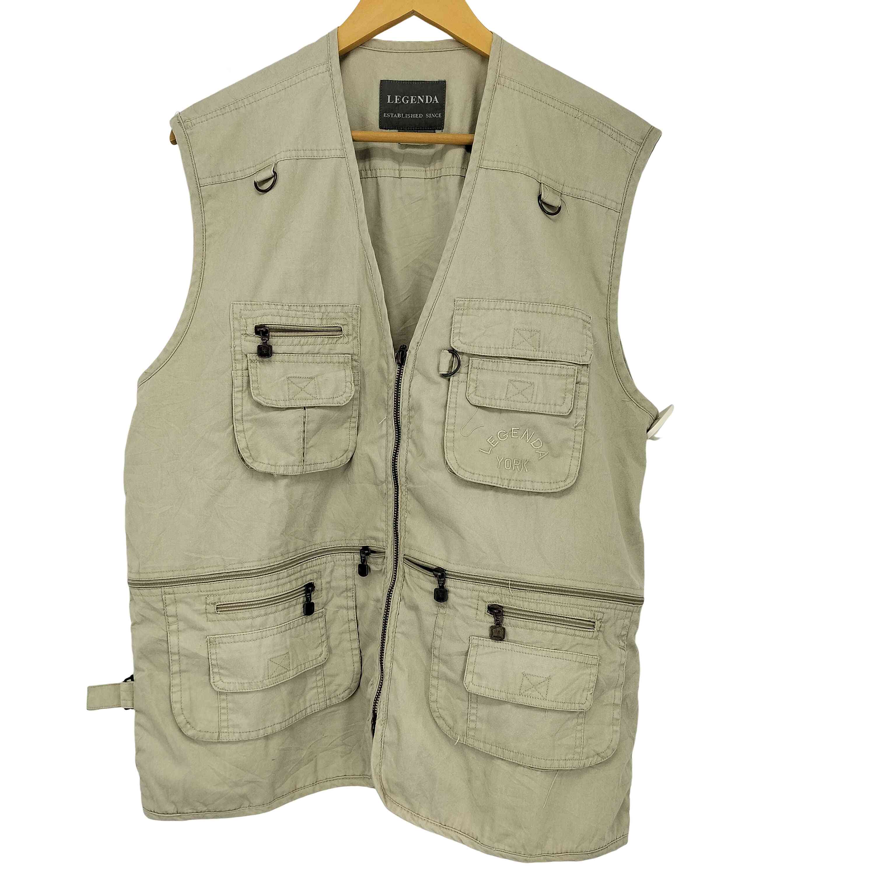 ブランド LEGENDA(レジェンダ) カテゴリ メンズ トップス ベスト・ジレ アイテム フィッシングベスト 表記サイズ import：XL 参考サイズ 日本サイズ：XL-XXL(相当) 実寸 身幅57cm 着丈70cm 素材 ポリエステル 65% コットン 35% 色 茶系 状態 (B)程度良好・使用感あり 袖ノースリーブ 更新日 2025/09/05 13:22 こちらの商品は吉祥寺ダイヤ街店の取り扱いです。完売・移動している場合がございますので(0422-27-1043)にご連絡頂き、(1138705835227)をお伝えください。 BAZZSTORE(バズストア)について下北沢、渋谷、原宿、高円寺など東京の古着のメッカに多数の店舗を展開するブランド古着の買取販売の専門店です。美品、新品に近い良質な中古から、玄人好みのヴィンテージ(ビンテージ)古着アイテムを多数取り扱っております。アウトレット品ではなく、店頭買取を中心とした中古1点のみの在庫処分価格で掲載しております。主に20代、30代、40代、50代、60代と幅広い世代の方にご利用頂いております。【在庫について】実店舗と併売をしております。 店頭価格と通販価格が異なる商品が一部ございます。 他通販サイト・実店舗でも同時に販売しており、ご注文後に在庫を確認させて頂くため、在庫がない場合はキャンセル対応させて頂く場合がございます。