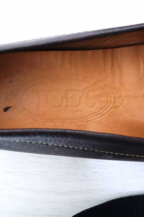 トッズ TOD'S ローファー レディース - 黒系 × 茶系 EUR：35 日本サイズ：22.5cm 相当 レザーローファー【中古】【ブランド古着バズストアBAZZSTORE】【240320】