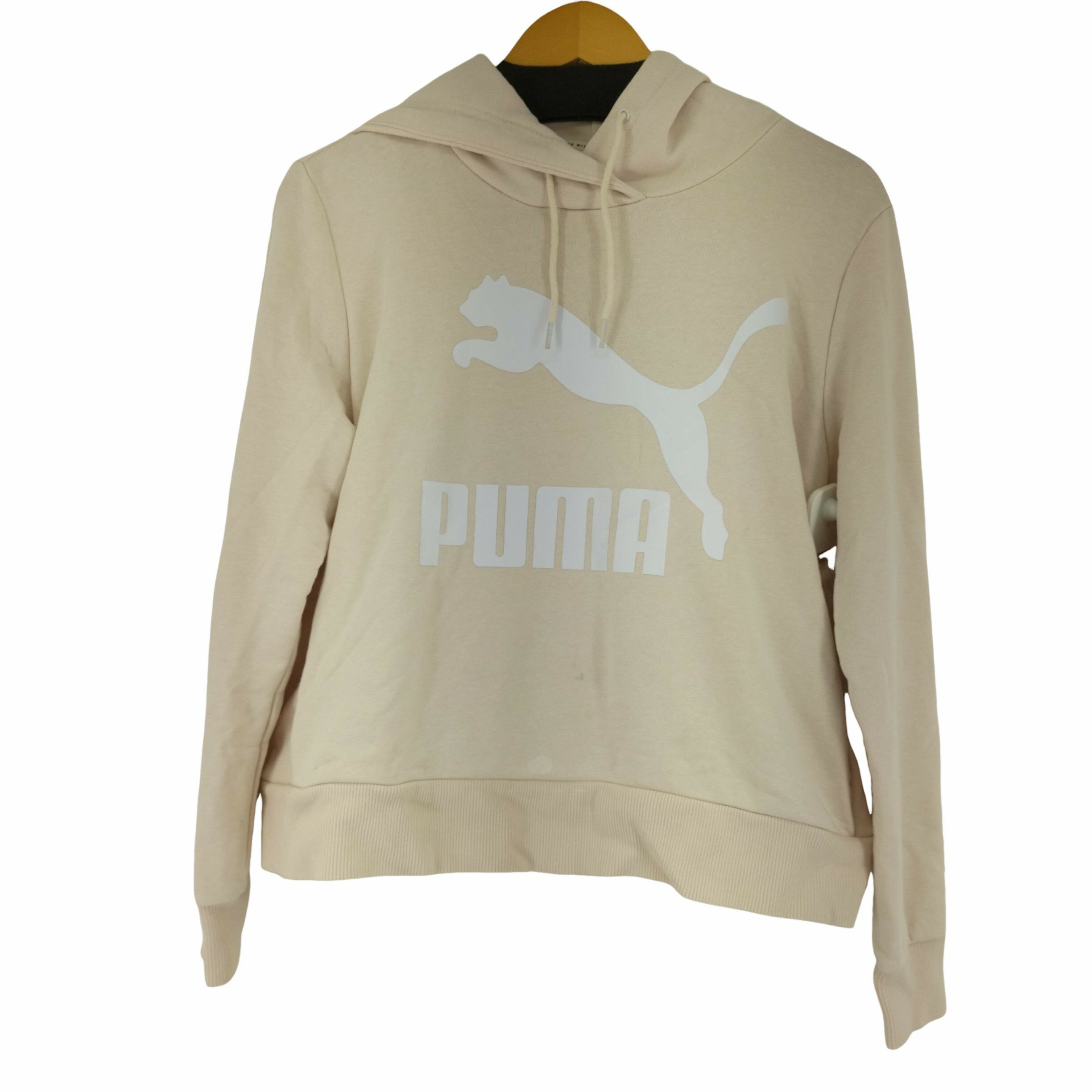 ブランド PUMA(プーマ) カテゴリ レディース トップス パーカー プルオーバー アイテム ロゴプリント クロップドパーカー 表記サイズ JPN：M 参考サイズ 日本サイズ：M(相当) 実寸 肩幅41cm 身幅50cm 着丈53cm 袖丈56cm 素材 コットン 68% ポリエステル 32% 色 ピンク系 状態 (C)ダメージ・使用感あり・訳あり・ワケあり・わけあり 状態詳細フロントに汚れがございます。 袖長袖ロングスリーブ 更新日 2024/04/04 19:04 この商品を見た人はこちらの商品もチェックしています！ 【中古】プーマ PUMA sw トップス レディース JPN：M¥ 3839（税込）【中古】プーマ PUMA CLASSICS CROPPED HOODY AOP クラシッククロップドフーディー レディース JPN：L¥ 3509（税込） こちらの商品は池袋西口店にてご試着可能です。完売・移動している場合がございますのでご来店前に(03-6709-1894)ご連絡頂き、(1131358397715)をお伝えください。 BAZZSTORE(バズストア)について下北沢、渋谷、原宿、高円寺など東京の古着のメッカに多数の店舗を展開するブランド古着の買取販売の専門店です。美品、新品に近い良質な中古から、玄人好みのヴィンテージ(ビンテージ)古着アイテムを多数取り扱っております。アウトレット品ではなく、店頭買取を中心とした中古1点のみの在庫処分価格で掲載しております。主に20代、30代、40代、50代、60代と幅広い世代の方にご利用頂いております。【在庫について】実店舗と併売をしております。 店頭価格と通販価格が異なる商品が一部ございます。 他通販サイト・実店舗でも同時に販売しており、ご注文後に在庫を確認させて頂くため、在庫がない場合はキャンセル対応させて頂く場合がございます。