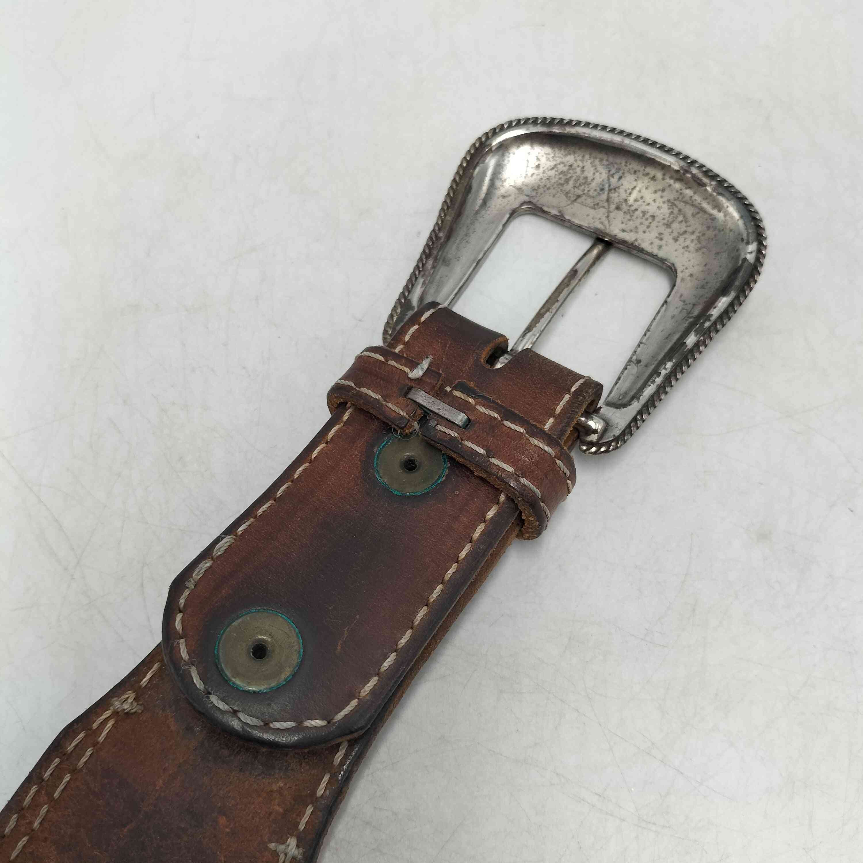 BAZZSTORE ブランド古着バズストアの【中古】ユーズドフルギ USED古着 DOUBLE J SADDLERY 花柄 バックル ダブル ステッチング カービング ウエスタン レザー ベルト メンズ 38｜アングル3