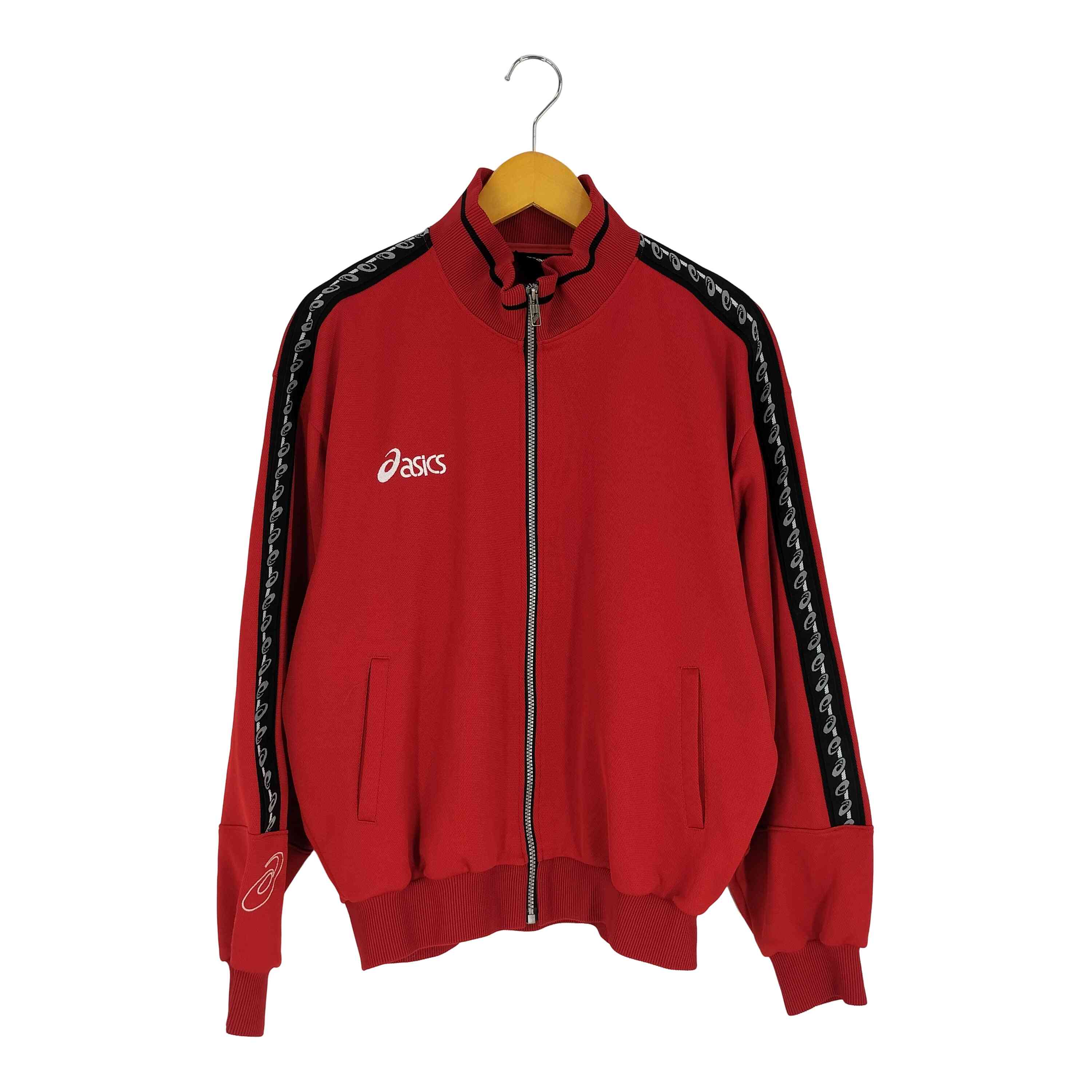 ブランド ASICS(アシックス) カテゴリ メンズ アウター ジャケット その他ジャケット アイテム アームライン ジャージトップ 表記サイズ O 参考サイズ 実寸 肩幅58cm 身幅60cm 着丈65cm 袖丈58cm 素材 ポリエステル 100% 色 赤系 状態 (B)程度良好・使用感あり 袖長袖ロングスリーブ 更新日 2025/10/25 16:44 この商品を見た人はこちらの商品もチェックしています！ 【中古】アシックス ASICS 90S ロゴ刺繍 トラック ジャケット メンズ JPN：M¥ 1969（税込）【中古】アシックス ASICS トレーニングウエア パッカブルジャケット メンズ JPN：L¥ 3509（税込）【中古】アシックス ASICS MOTIONPROTECT モーションプロテクト ロゴプリント トレーニング ジャケット メンズ import：S¥ 1969（税込） こちらの商品は千歳烏山南口店の取り扱いです。完売・移動している場合がございますので(03-5315-9078)にご連絡頂き、(1139553302701)をお伝えください。 BAZZSTORE(バズストア)について下北沢、渋谷、原宿、高円寺など東京の古着のメッカに多数の店舗を展開するブランド古着の買取販売の専門店です。美品、新品に近い良質な中古から、玄人好みのヴィンテージ(ビンテージ)古着アイテムを多数取り扱っております。アウトレット品ではなく、店頭買取を中心とした中古1点のみの在庫処分価格で掲載しております。主に20代、30代、40代、50代、60代と幅広い世代の方にご利用頂いております。【在庫について】実店舗と併売をしております。 店頭価格と通販価格が異なる商品が一部ございます。 他通販サイト・実店舗でも同時に販売しており、ご注文後に在庫を確認させて頂くため、在庫がない場合はキャンセル対応させて頂く場合がございます。