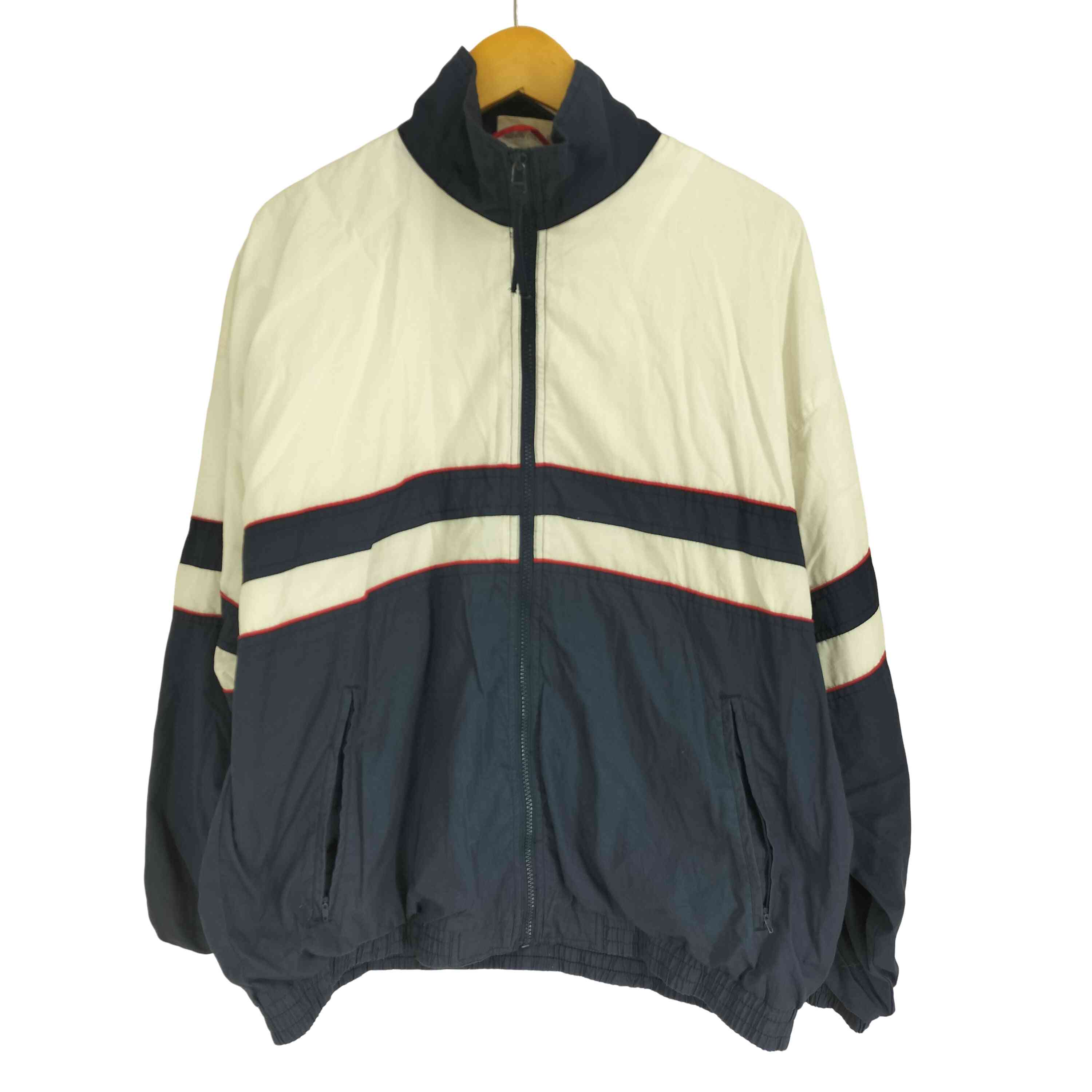 ブランド USED古着(ユーズドフルギ) カテゴリ メンズ アウター ジャケット その他ジャケット アイテム ORVIS SPORTS 90S ジップアップジャケット 表記サイズ import：L 参考サイズ 日本サイズ：L-XL(相当) 実寸 肩幅65cm 身幅70cm 着丈73.5cm 袖丈54cm 素材 ポリエステル 65% コットン 35% 色 白系 青系 状態 (C)ダメージ・使用感あり・訳あり・ワケあり・わけあり 状態詳細全体的に薄汚れがございます。 年代90S 袖長袖ロングスリーブ 更新日 2025/11/07 14:28 この商品を見た人はこちらの商品もチェックしています！ 【中古】ユーズドフルギ USED古着 PANERO TRENCH COAT メンズ import：L¥ 9339（税込）【中古】ユーズドフルギ USED古着 虎 白鳥 OKINAWA 富士山 リバーシブル スーベニアジャケット メンズ 表記無¥ 7139（税込）【中古】ユーズドフルギ USED古着 Shine Hill ムートン ジャケット メンズ 表記無¥ 1969（税込）【中古】ユーズドフルギ USED古着 Repage 80-90S 異素材 切り替え スエード アクリル リブ編み ニット ショールカラー ブルゾン ジャケット メンズ import：S¥ 7139（税込）【中古】ユーズドフルギ USED古着 STRASBURGO ストラスブルゴ 綿麻生地 コットン リネン 背抜き ストライプ 3B テーラードジャケット 紺ブレ メンズ JPN：48¥ 4169（税込）【中古】ユーズドフルギ USED古着 MADE IN ENGLAND 裏地チェックダッフルコート メンズ UK 42¥ 5269（税込）【中古】ユーズドフルギ USED古着 牛革 A-2 ジャケット メンズ import：L¥ 10439（税込）【中古】ユーズドフルギ USED古着 {{J.L.COLEBROOK}} スタンドカラーデニムジャケット メンズ S¥ 5269（税込）【中古】ユーズドフルギ USED古着 {{marelli}} カシミヤ100 ダブルブレスト チェスターコート メンズ 11¥ 10439（税込）【中古】ユーズドフルギ USED古着 {{FRANCO PRINZIVALLI}} ストライプ パワーショルダー 3B テーラードジャケット メンズ JPN：48¥ 1969（税込） こちらの商品は桜台店の取り扱いです。完売・移動している場合がございますので(03-5946-9863)にご連絡頂き、(1139787306704)をお伝えください。 BAZZSTORE(バズストア)について下北沢、渋谷、原宿、高円寺など東京の古着のメッカに多数の店舗を展開するブランド古着の買取販売の専門店です。美品、新品に近い良質な中古から、玄人好みのヴィンテージ(ビンテージ)古着アイテムを多数取り扱っております。アウトレット品ではなく、店頭買取を中心とした中古1点のみの在庫処分価格で掲載しております。主に20代、30代、40代、50代、60代と幅広い世代の方にご利用頂いております。【在庫について】実店舗と併売をしております。 店頭価格と通販価格が異なる商品が一部ございます。 他通販サイト・実店舗でも同時に販売しており、ご注文後に在庫を確認させて頂くため、在庫がない場合はキャンセル対応させて頂く場合がございます。
