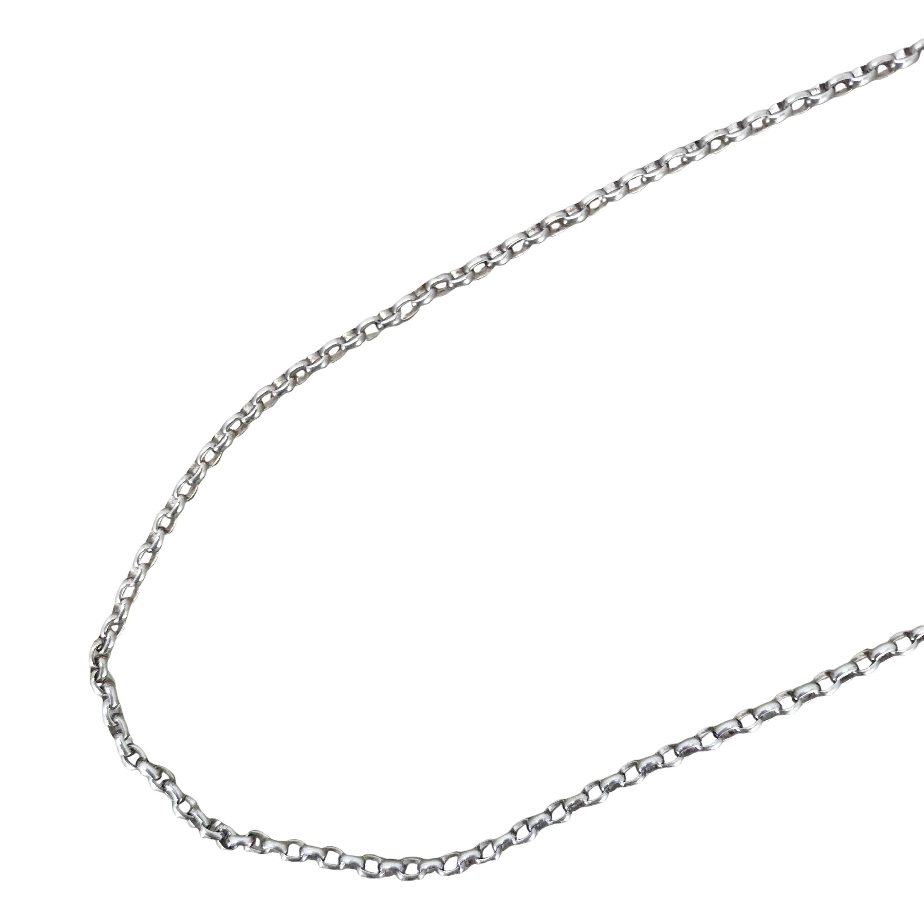 ブランド USED古着(ユーズドフルギ) カテゴリ レディース アクセサリー ネックレス・ペンダント アイテム 925 silver シルバー 刻印 チェーン ネックレス Y2K 表記サイズ 表記無 参考サイズ 表記無 実寸 全長23cm トップ部分 横幅0.5cm 縦幅1cm 素材 SV925 色 シルバー系 状態 (B)程度良好・使用感あり 更新日 2026/08/28 15:23 この商品を見た人はこちらの商品もチェックしています！ 【中古】ユーズドフルギ USED古着 SILVER刻印 二連パールネックレス レディース 表記無¥ 2629（税込）【中古】ユーズドフルギ USED古着 二連パール ネックレス レディース 表記無¥ 4169（税込）【中古】ユーズドフルギ USED古着 TSUTSUMI ツツミ K10イエローゴールド淡水パールネックレス レディース 表記無¥ 9339（税込）【中古】ユーズドフルギ USED古着 エメラルド トルマリン 天然石 ネックレス レディース 表記無¥ 4169（税込）【中古】ユーズドフルギ USED古着 リボンモチーフ パールネックレス レディース 表記無¥ 1089（税込）【中古】ユーズドフルギ USED古着 GURI GURI 喜平チェーン 切替 ラインストーン スタッズ ストーン カスタム ネックレス レディース 表記無¥ 7139（税込）【中古】ユーズドフルギ USED古着 JAMIRAY ジャミレイ COMB CORD NL コーム ネックレス レディース 表記無¥ 11539（税込）【中古】ユーズドフルギ USED古着 A.SILVER 刻印 アンティークシルバー パール型 ネックレス レディース 表記無¥ 4389（税込）【中古】ユーズドフルギ USED古着 {{TNTNTUTU}} Deer Cartoon Long Necklace domestic レディース 表記無¥ 5269（税込）【中古】ユーズドフルギ USED古着 淡水パールロングネックレス レディース 表記無¥ 2299（税込） こちらの商品は高円寺パル商店街店の取り扱いです。完売・移動している場合がございますので(03-5929-8636)にご連絡頂き、(1144581891349)をお伝えください。 BAZZSTORE(バズストア)について下北沢、渋谷、原宿、高円寺など東京の古着のメッカに多数の店舗を展開するブランド古着の買取販売の専門店です。美品、新品に近い良質な中古から、玄人好みのヴィンテージ(ビンテージ)古着アイテムを多数取り扱っております。アウトレット品ではなく、店頭買取を中心とした中古1点のみの在庫処分価格で掲載しております。主に20代、30代、40代、50代、60代と幅広い世代の方にご利用頂いております。【在庫について】実店舗と併売をしております。 店頭価格と通販価格が異なる商品が一部ございます。 他通販サイト・実店舗でも同時に販売しており、ご注文後に在庫を確認させて頂くため、在庫がない場合はキャンセル対応させて頂く場合がございます。