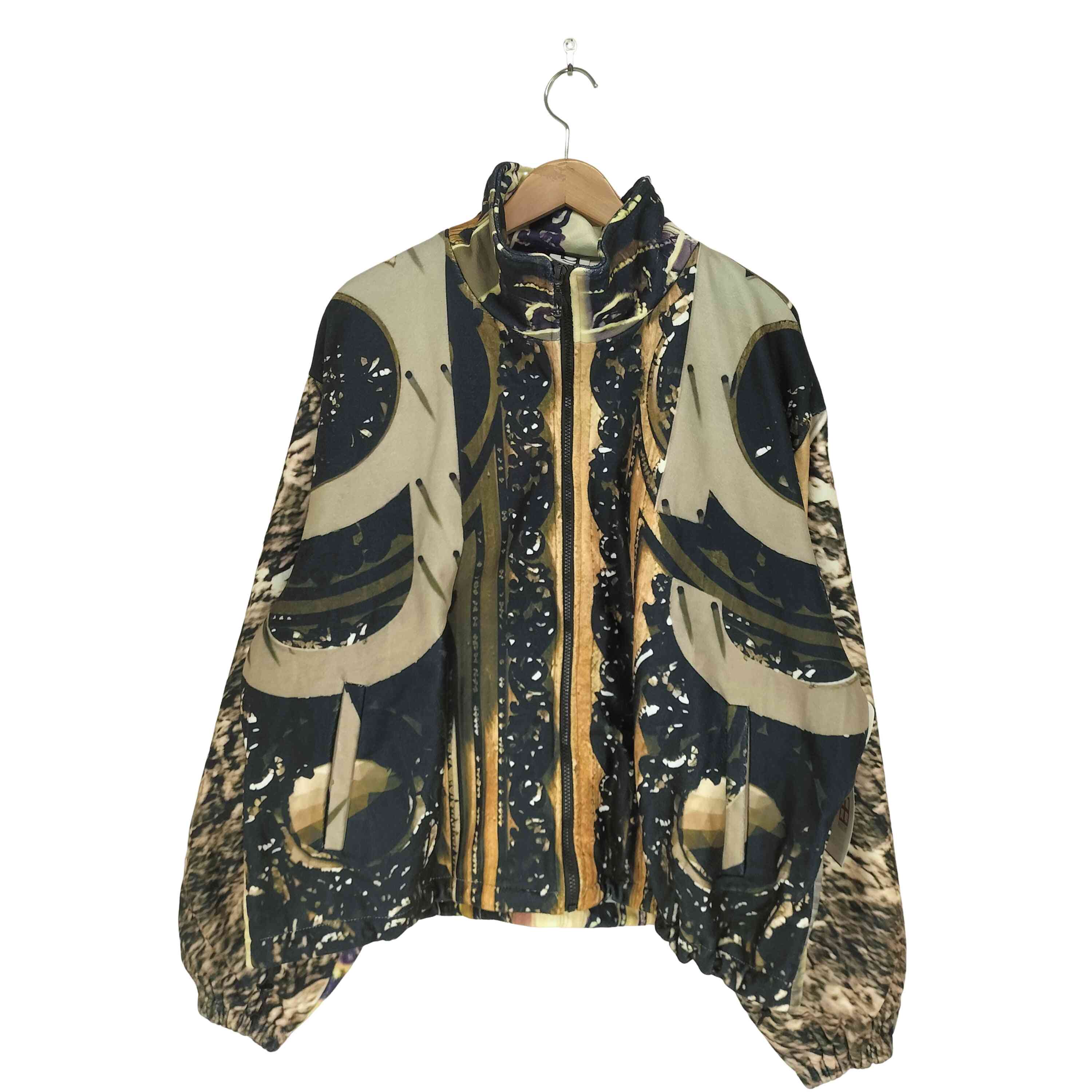 ブランド USED古着(ユーズドフルギ) カテゴリ メンズ アウター ジャケット スタンドカラー アイテム {{GB MOUTH}} Door Series Fleece Jacket domestic 表記サイズ 表記無 参考サイズ 表記無 実寸 肩幅59cm 身幅76cm 着丈66cm 袖丈64cm 素材 製品表示なし 色 茶系 緑系 状態 (B)程度良好・使用感あり 袖長袖ロングスリーブ 更新日 2025/11/16 00:22 この商品を見た人はこちらの商品もチェックしています！ 【中古】ユーズドフルギ USED古着 durante ラムレザージャケット メンズ import：L¥ 9339（税込）【中古】ユーズドフルギ USED古着 Acoustic 馬革 ダブルライダースジャケット メンズ JPN：L¥ 8239（税込）【中古】ユーズドフルギ USED古着 JAPAN ACADEMY FLIGHT JACKET INTERMEDIATE G-1 エンブレム 星条旗 レザー フライト ジャケット メンズ JPN：L¥ 20889（税込）【中古】ユーズドフルギ USED古着 JEFF HAMILTON NBA JAPAN 1996 ジャパンゲームスタジャン メンズ import：M¥ 82489（税込）【中古】ユーズドフルギ USED古着 ZUOXIAOYAO フロント刺繍デザイン デニムジャケット メンズ JPN：M¥ 1969（税込）【中古】ユーズドフルギ USED古着 REAL CRUSH CLOTHING モッズコート メンズ 5L¥ 4169（税込）【中古】ユーズドフルギ USED古着 クロップド ダブルブレストジャケット 短丈 メンズ 表記無¥ 5269（税込）【中古】ユーズドフルギ USED古着 70~80S USA製 レーシングジャケット メンズ import：L¥ 3509（税込）【中古】ユーズドフルギ USED古着 ELEVENTY イタリア製 コーチジャケット メンズ import：L¥ 7139（税込）【中古】ユーズドフルギ USED古着 60-70S AILEEジッパー フレンチ ワークジャケット メンズ 表記無¥ 9339（税込） こちらの商品は原宿キャットストリート北ウイング店の取り扱いです。完売・移動している場合がございますので(03-6447-5566)にご連絡頂き、(1139997106507)をお伝えください。 BAZZSTORE(バズストア)について下北沢、渋谷、原宿、高円寺など東京の古着のメッカに多数の店舗を展開するブランド古着の買取販売の専門店です。美品、新品に近い良質な中古から、玄人好みのヴィンテージ(ビンテージ)古着アイテムを多数取り扱っております。アウトレット品ではなく、店頭買取を中心とした中古1点のみの在庫処分価格で掲載しております。主に20代、30代、40代、50代、60代と幅広い世代の方にご利用頂いております。【在庫について】実店舗と併売をしております。 店頭価格と通販価格が異なる商品が一部ございます。 他通販サイト・実店舗でも同時に販売しており、ご注文後に在庫を確認させて頂くため、在庫がない場合はキャンセル対応させて頂く場合がございます。